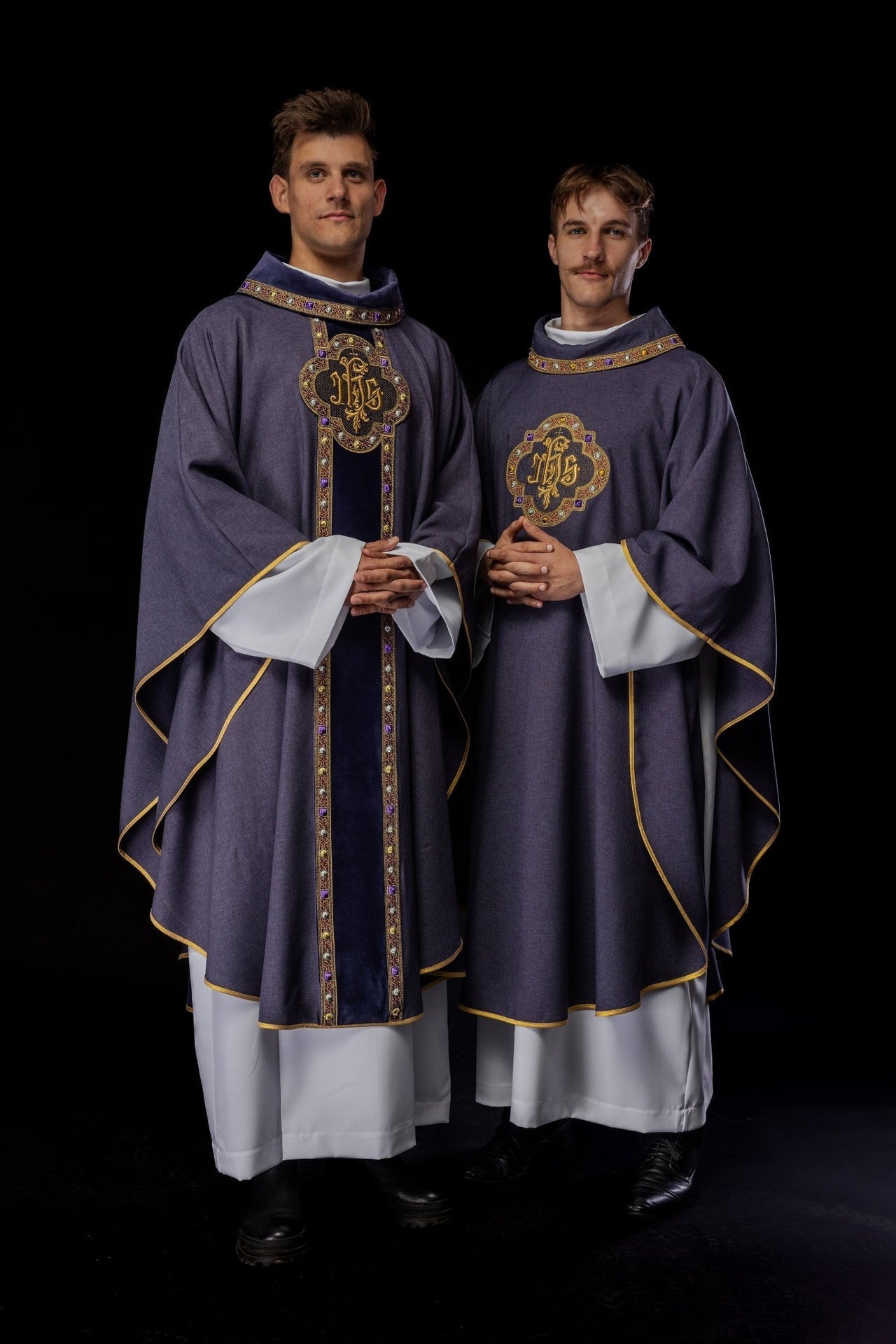 Ornat Liturgiczny Fioletowy z Haftem IHS i Zdobną Lamówką - SZATYLITURGICZNE.PL