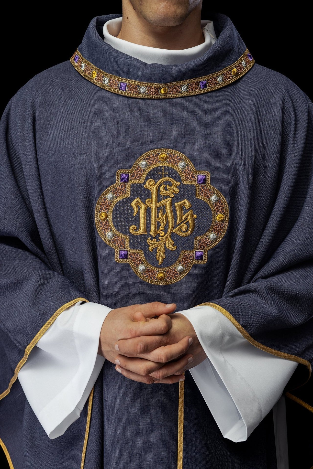 Ornat Liturgiczny Fioletowy z Haftem IHS i Zdobną Lamówką - SZATYLITURGICZNE.PL
