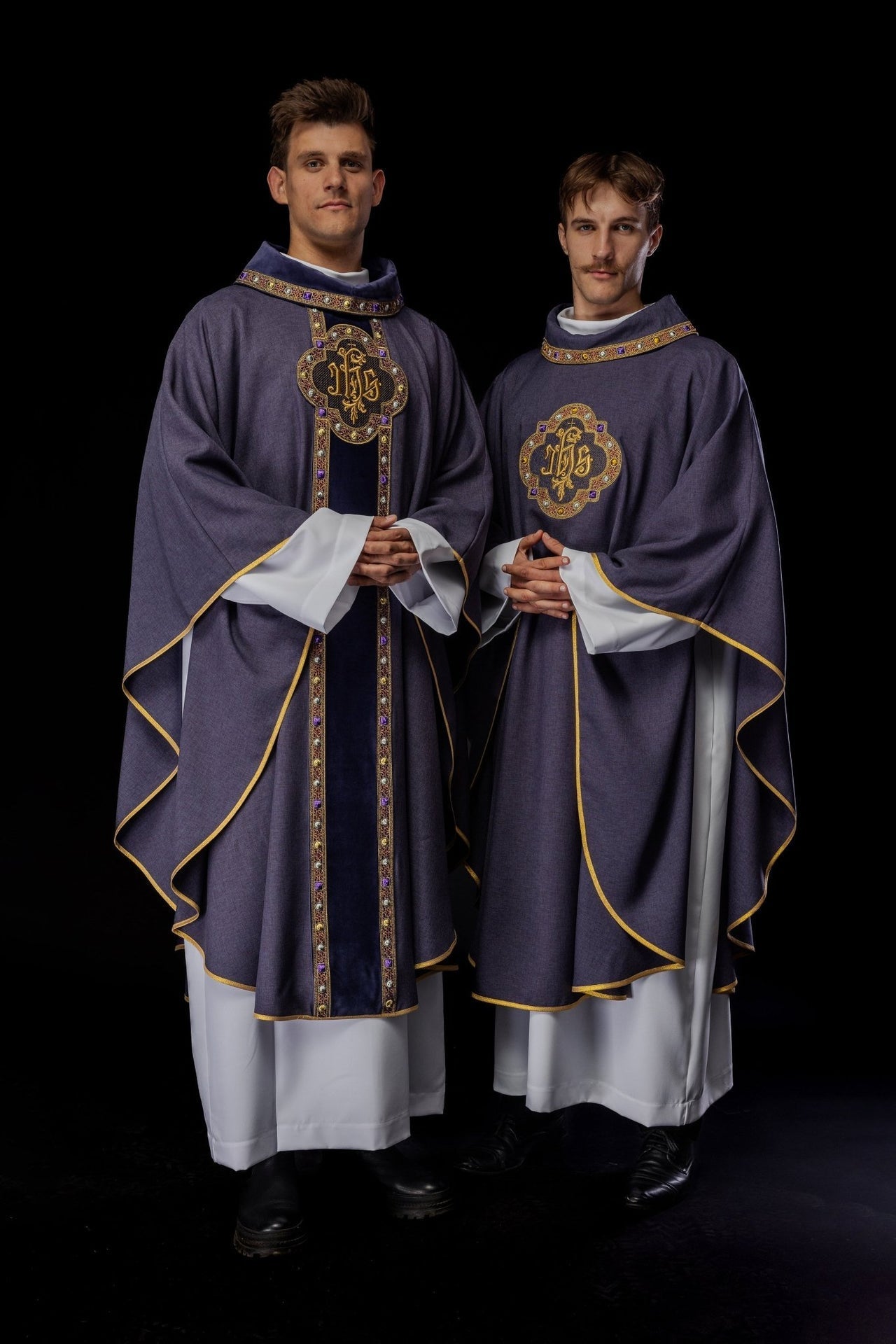 Ornat Liturgiczny Fioletowy z Haftem IHS i Zdobną Lamówką - SZATYLITURGICZNE.PL