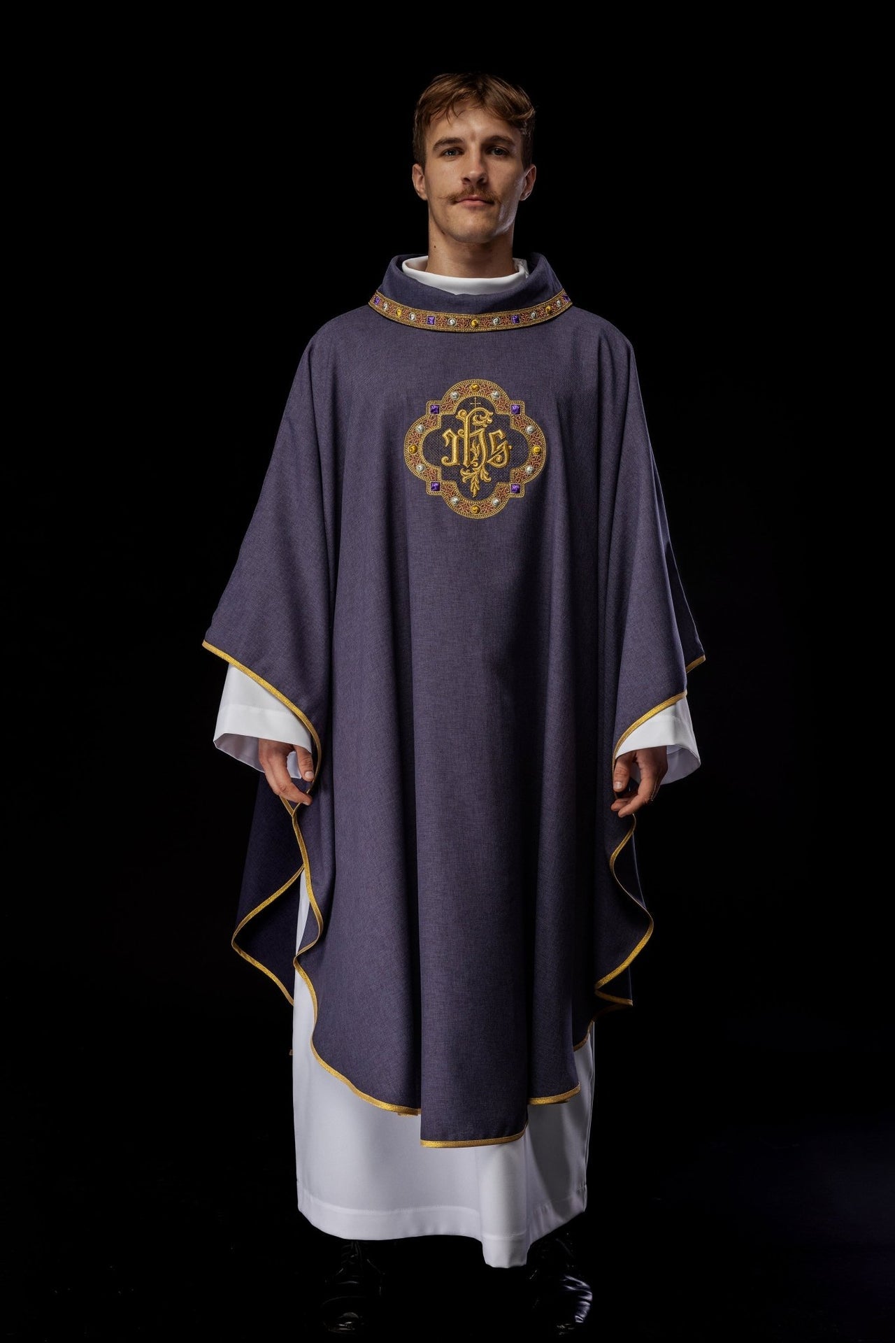 Ornat Liturgiczny Fioletowy z Haftem IHS i Zdobną Lamówką - SZATYLITURGICZNE.PL