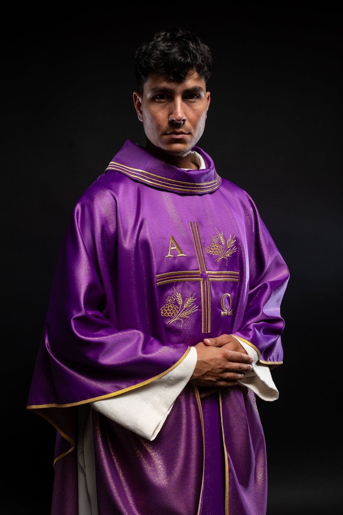Ornat Liturgiczny Fioletowy z Haftem Krzyża, Alfa i Omegi - Elegancki - SZATYLITURGICZNE.PL