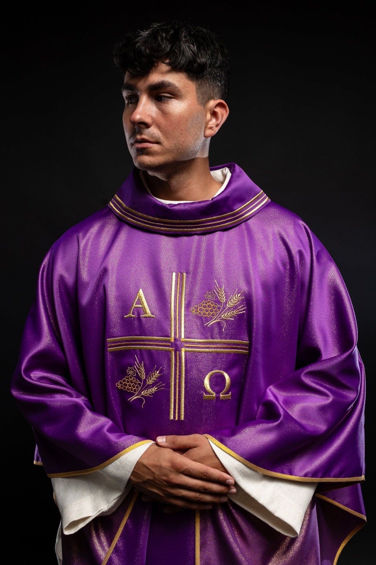 Ornat Liturgiczny Fioletowy z Haftem Krzyża, Alfa i Omegi - Elegancki - SZATYLITURGICZNE.PL