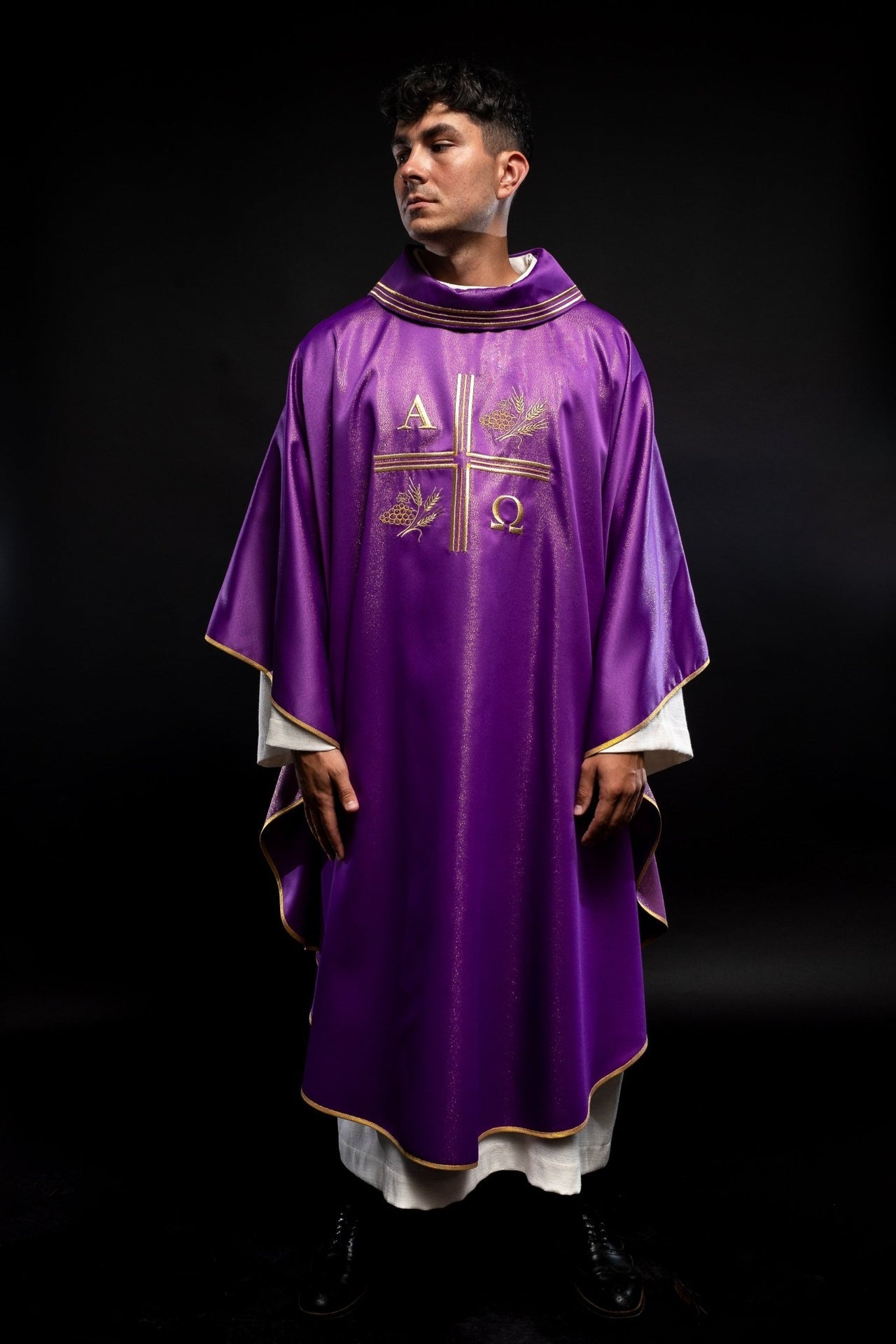 Ornat Liturgiczny Fioletowy z Haftem Krzyża, Alfa i Omegi - Elegancki - SZATYLITURGICZNE.PL