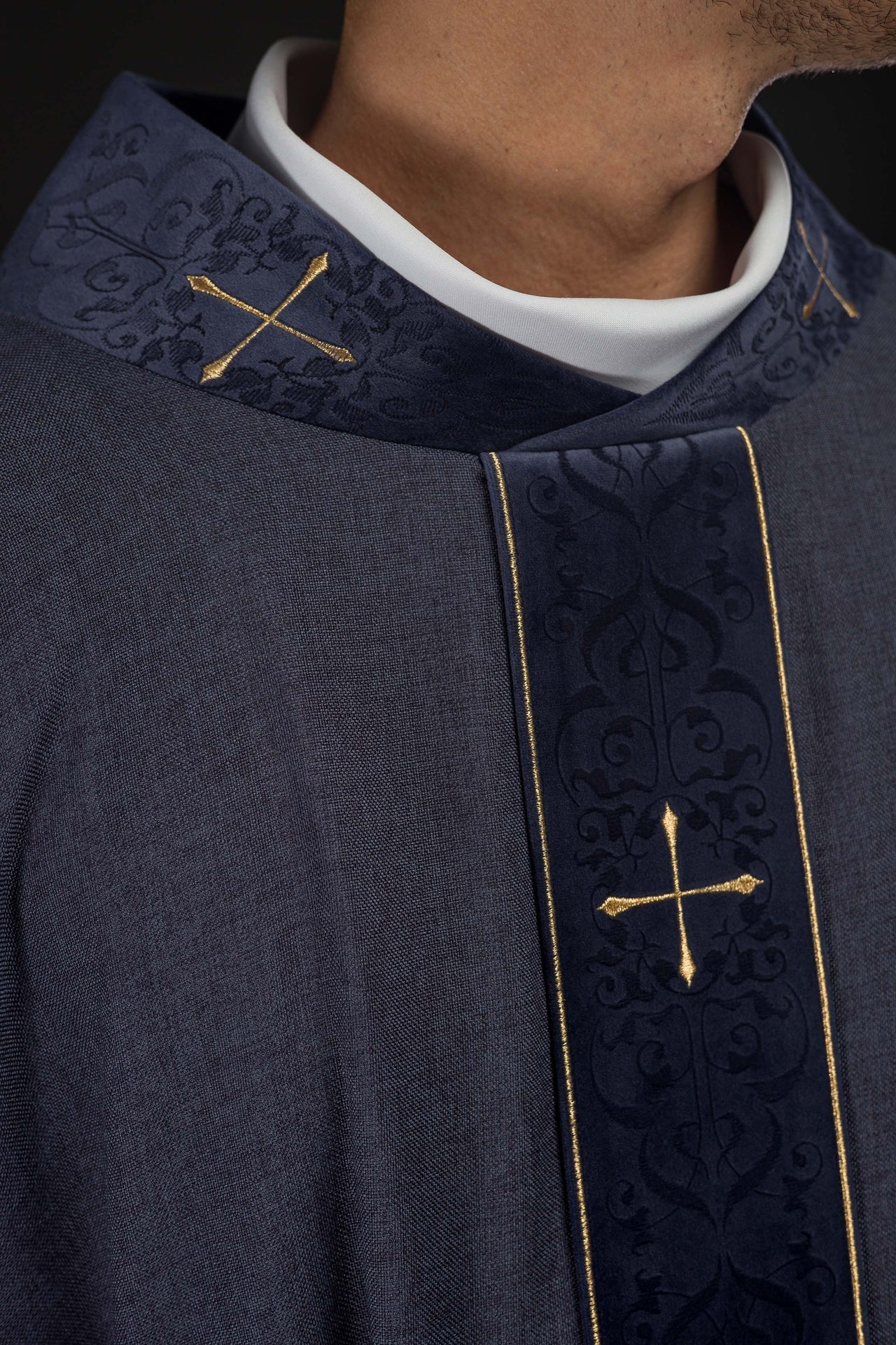Ornat Liturgiczny Fioletowy z Haftem Krzyży - Adwent i Wielki Post - SZATYLITURGICZNE.PL
