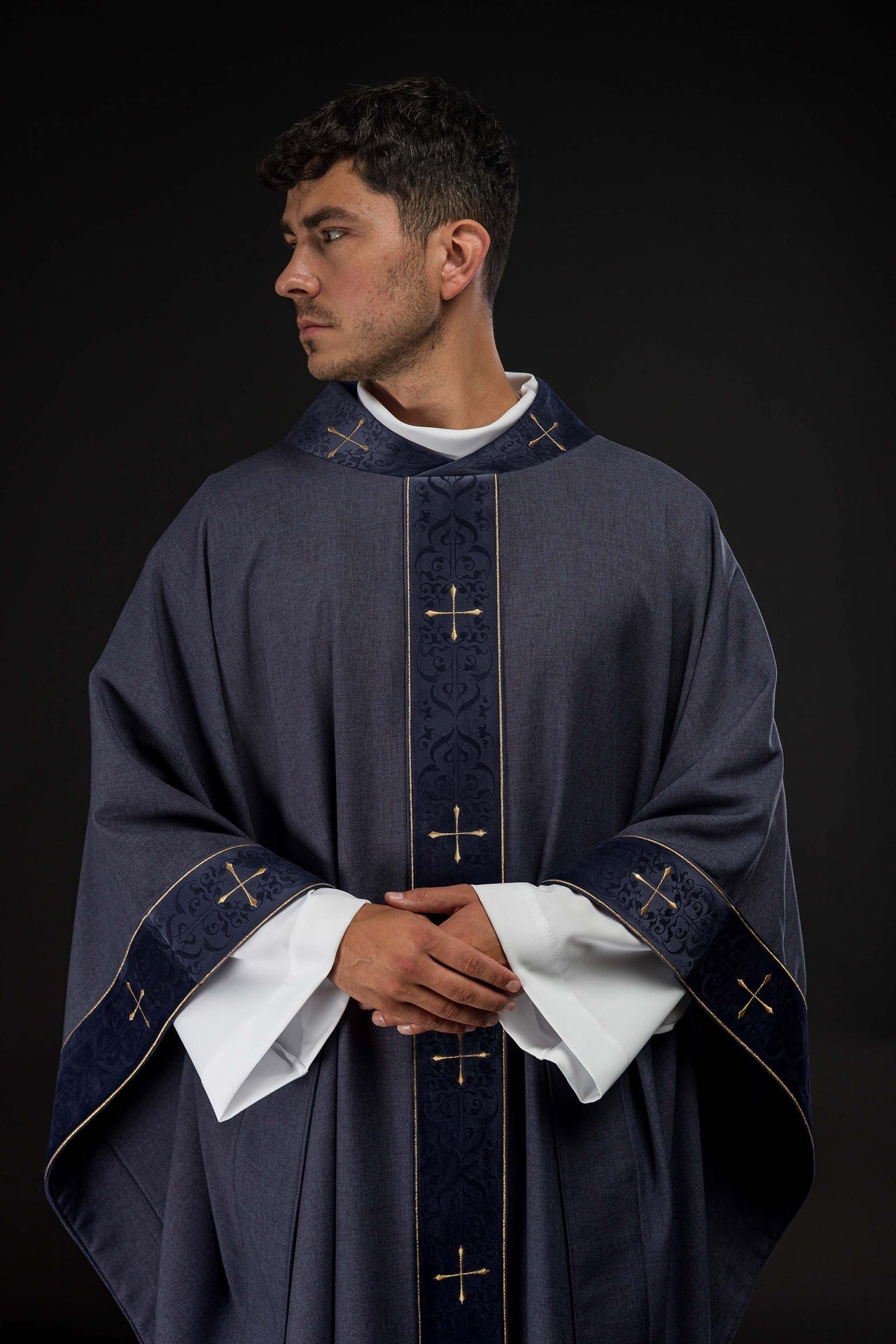 Ornat Liturgiczny Fioletowy z Haftem Krzyży - Adwent i Wielki Post - SZATYLITURGICZNE.PL