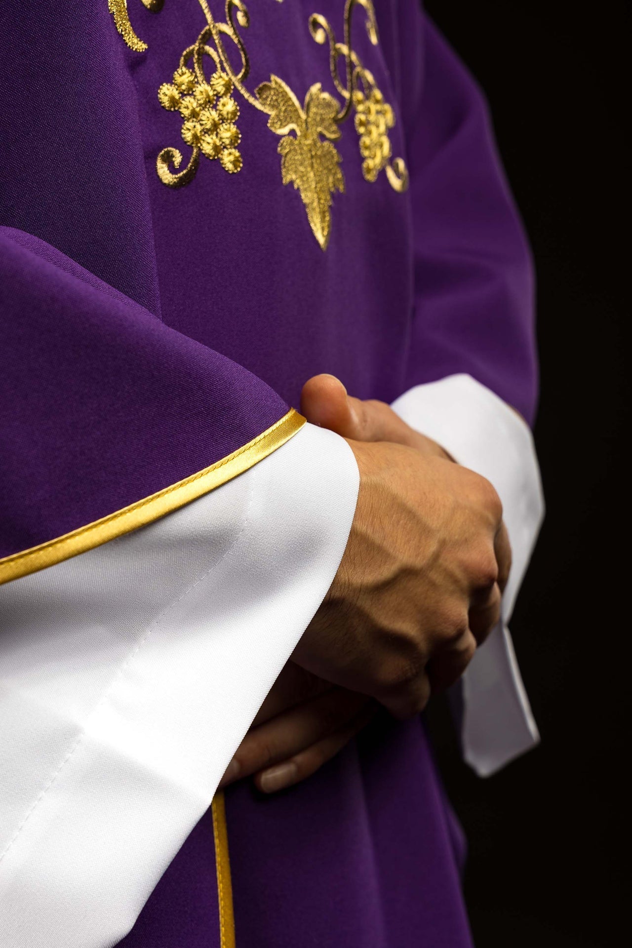 Ornat Liturgiczny Fioletowy z Haftowanym Krzyżem i Stułą - SZATYLITURGICZNE.PL