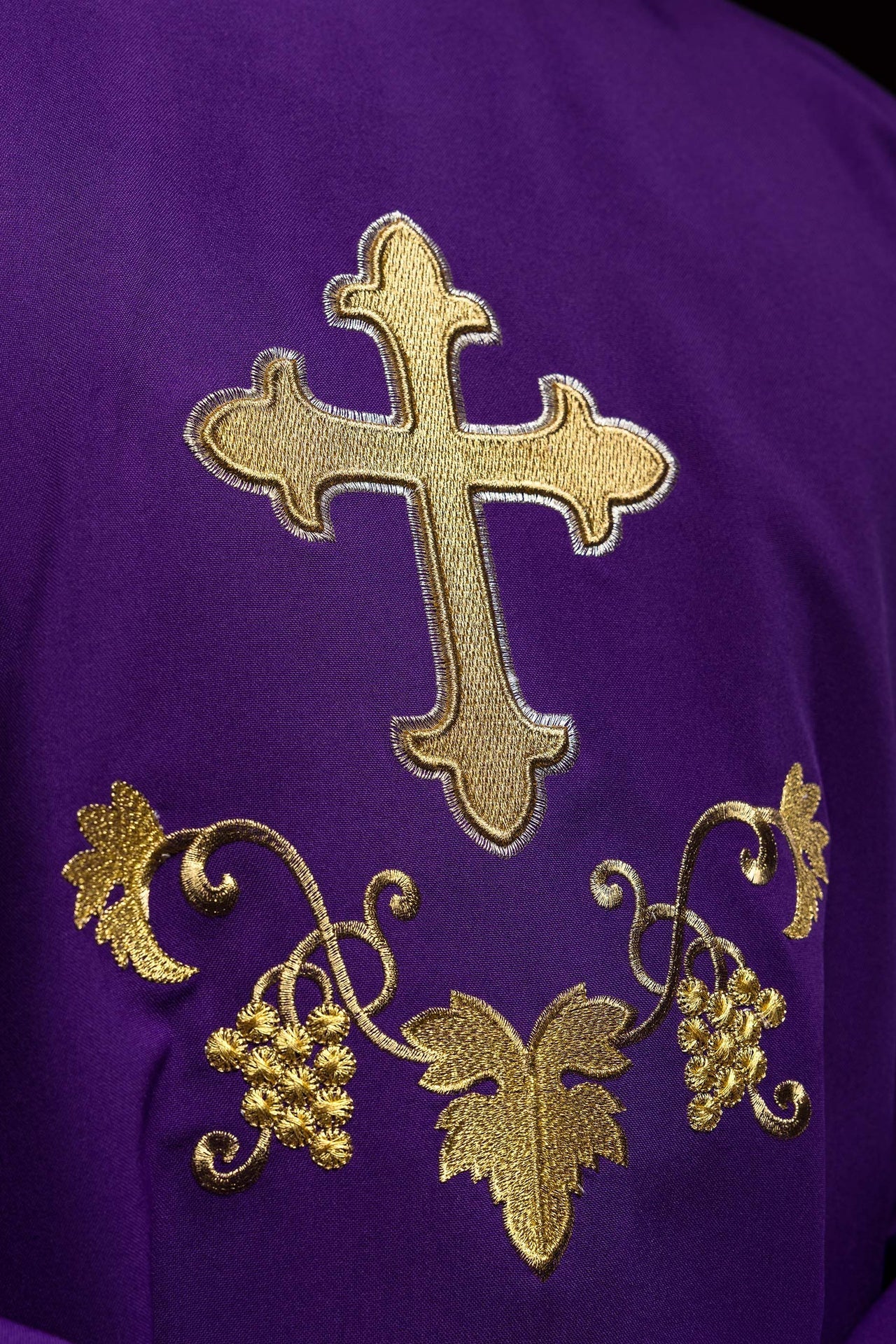 Ornat Liturgiczny Fioletowy z Haftowanym Krzyżem i Stułą - SZATYLITURGICZNE.PL