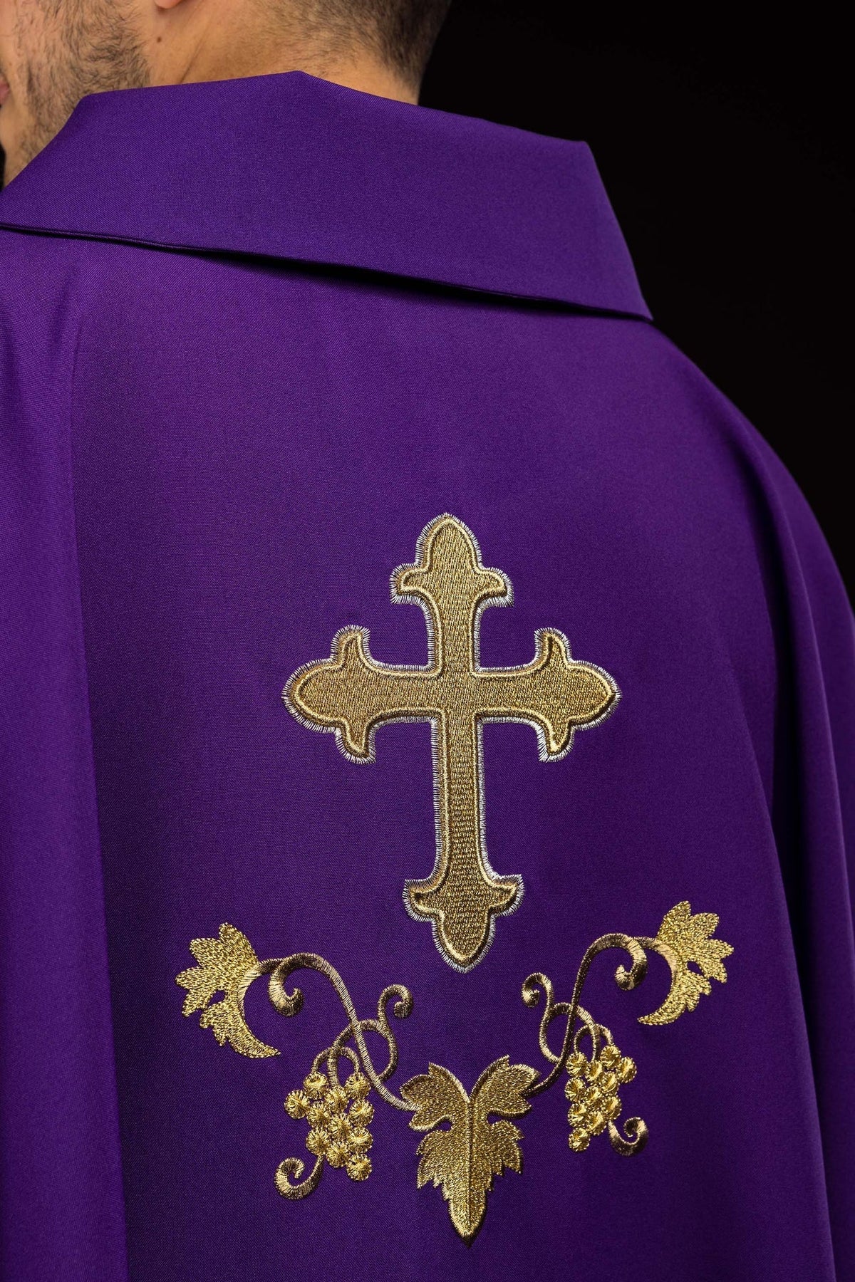 Ornat Liturgiczny Fioletowy z Haftowanym Krzyżem i Stułą - SZATYLITURGICZNE.PL