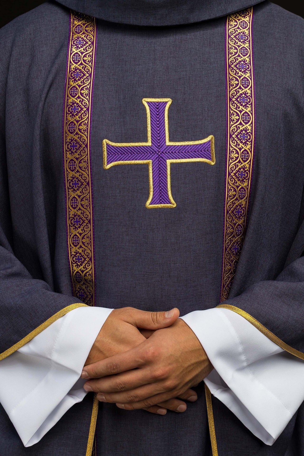Ornat liturgiczny fioletowy z haftowanym krzyżem i taśmami żakardowymi - SZATYLITURGICZNE.PL