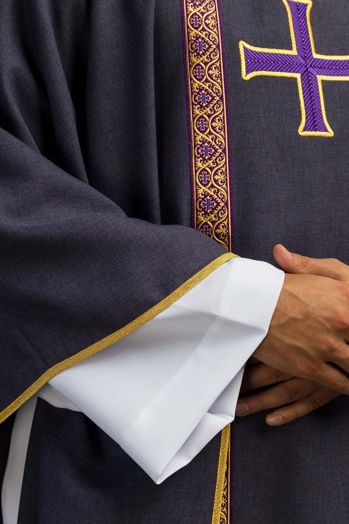 Ornat liturgiczny fioletowy z haftowanym krzyżem i taśmami żakardowymi - SZATYLITURGICZNE.PL