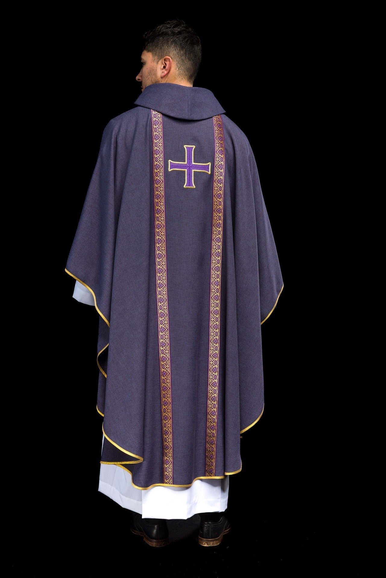 Ornat liturgiczny fioletowy z haftowanym krzyżem i taśmami żakardowymi - SZATYLITURGICZNE.PL