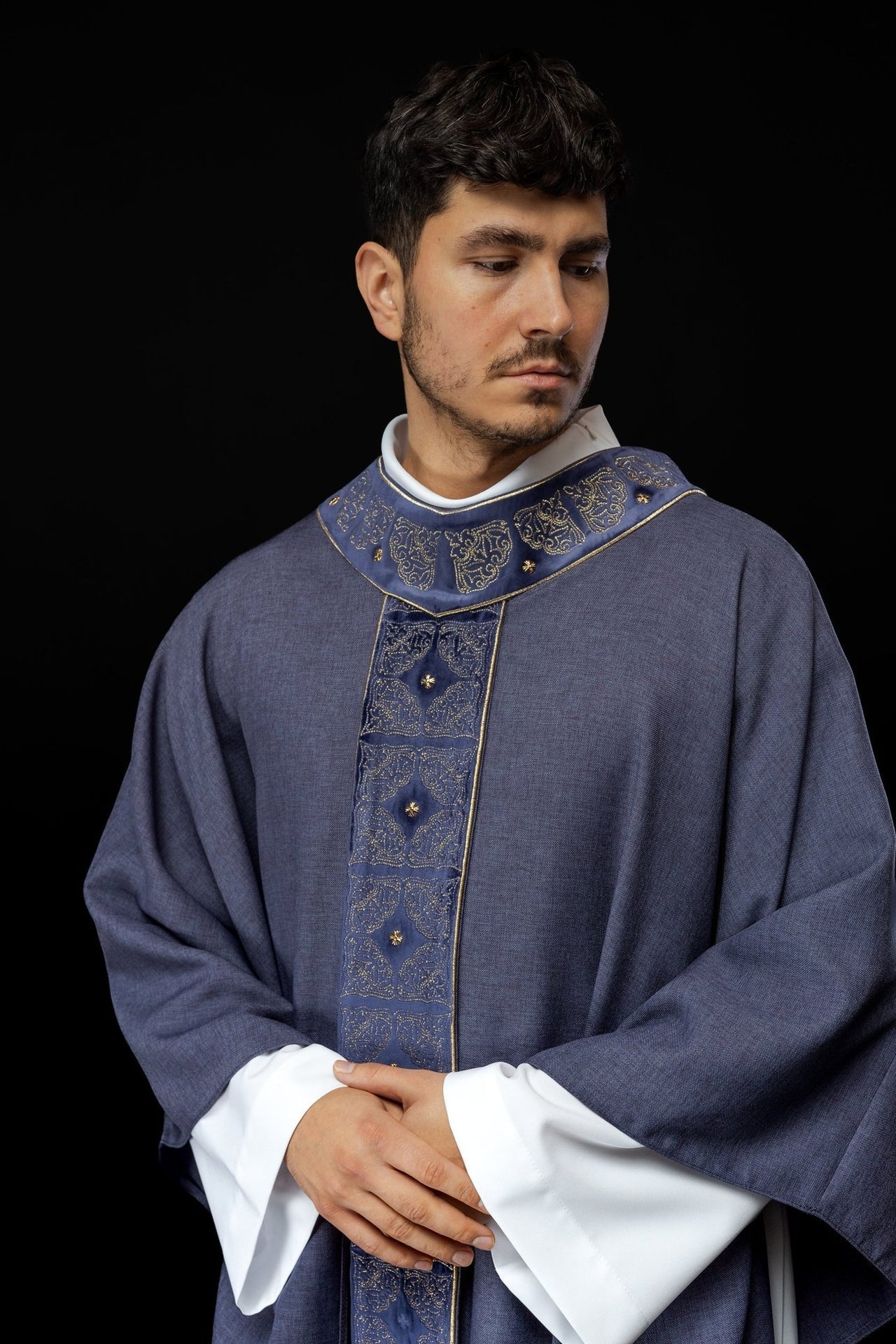 Ornat Liturgiczny Fioletowy z Haftowanym Pasem i Kołnierzem - SZATYLITURGICZNE.PL