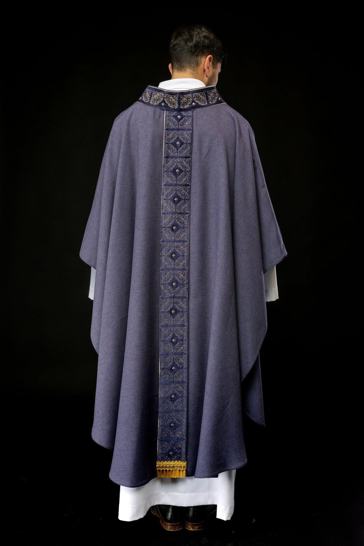 Ornat Liturgiczny Fioletowy z Haftowanym Pasem i Kołnierzem - SZATYLITURGICZNE.PL