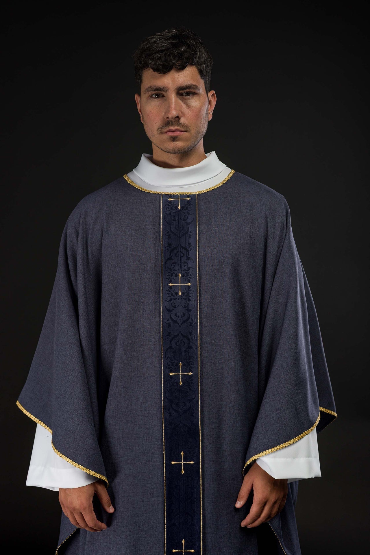 Ornat Liturgiczny Fioletowy z Haftowanymi Krzyżami - SZATYLITURGICZNE.PL