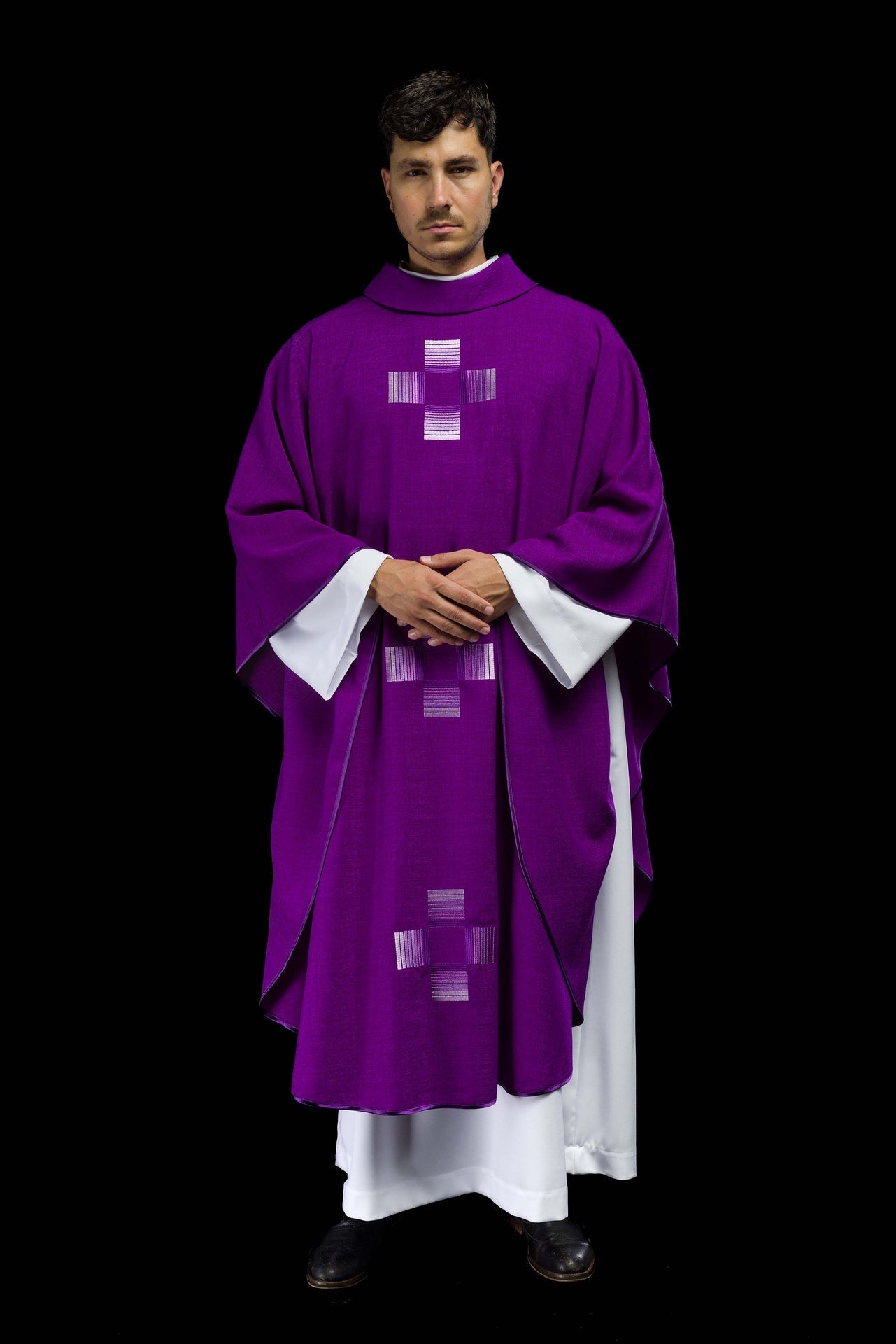 Ornat Liturgiczny Fioletowy z Haftowanymi Krzyżami - Adwent i Wielki Post - SZATYLITURGICZNE.PL