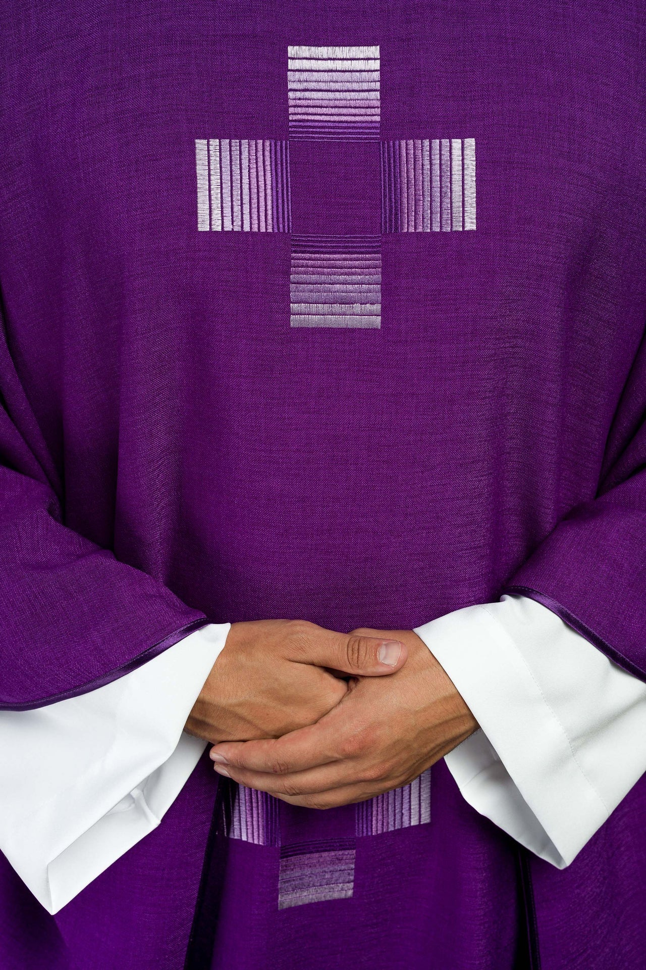 Ornat Liturgiczny Fioletowy z Haftowanymi Krzyżami - Adwent i Wielki Post - SZATYLITURGICZNE.PL
