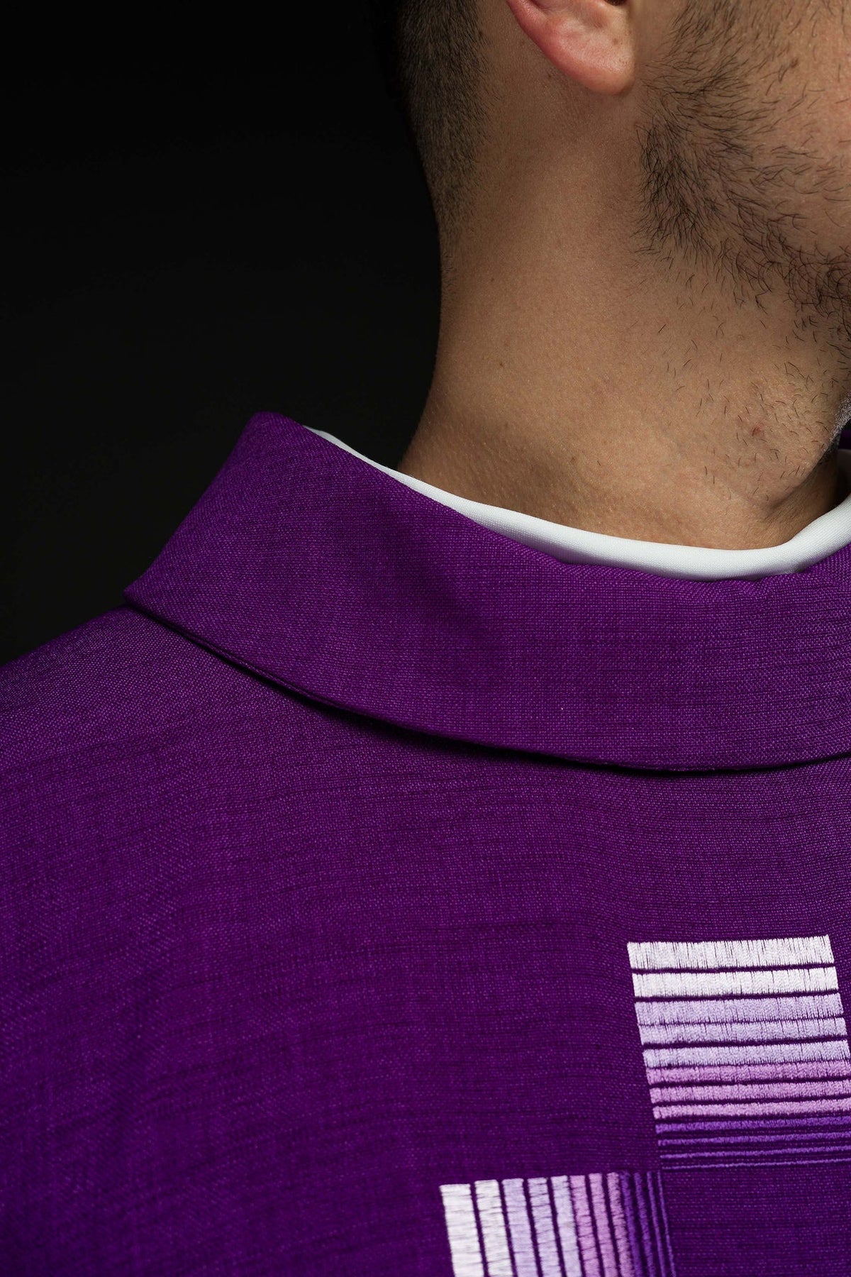 Ornat Liturgiczny Fioletowy z Haftowanymi Krzyżami - Adwent i Wielki Post - SZATYLITURGICZNE.PL