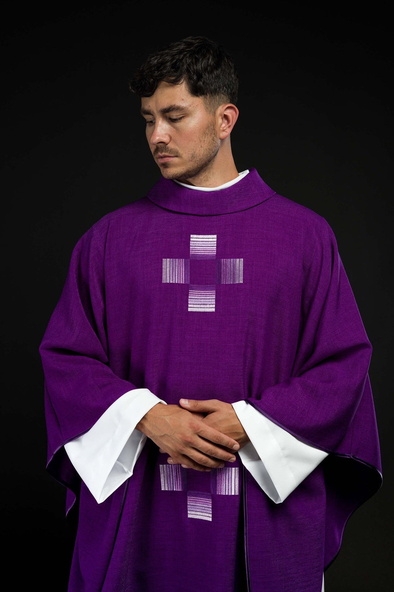 Ornat Liturgiczny Fioletowy z Haftowanymi Krzyżami - Adwent i Wielki Post - SZATYLITURGICZNE.PL