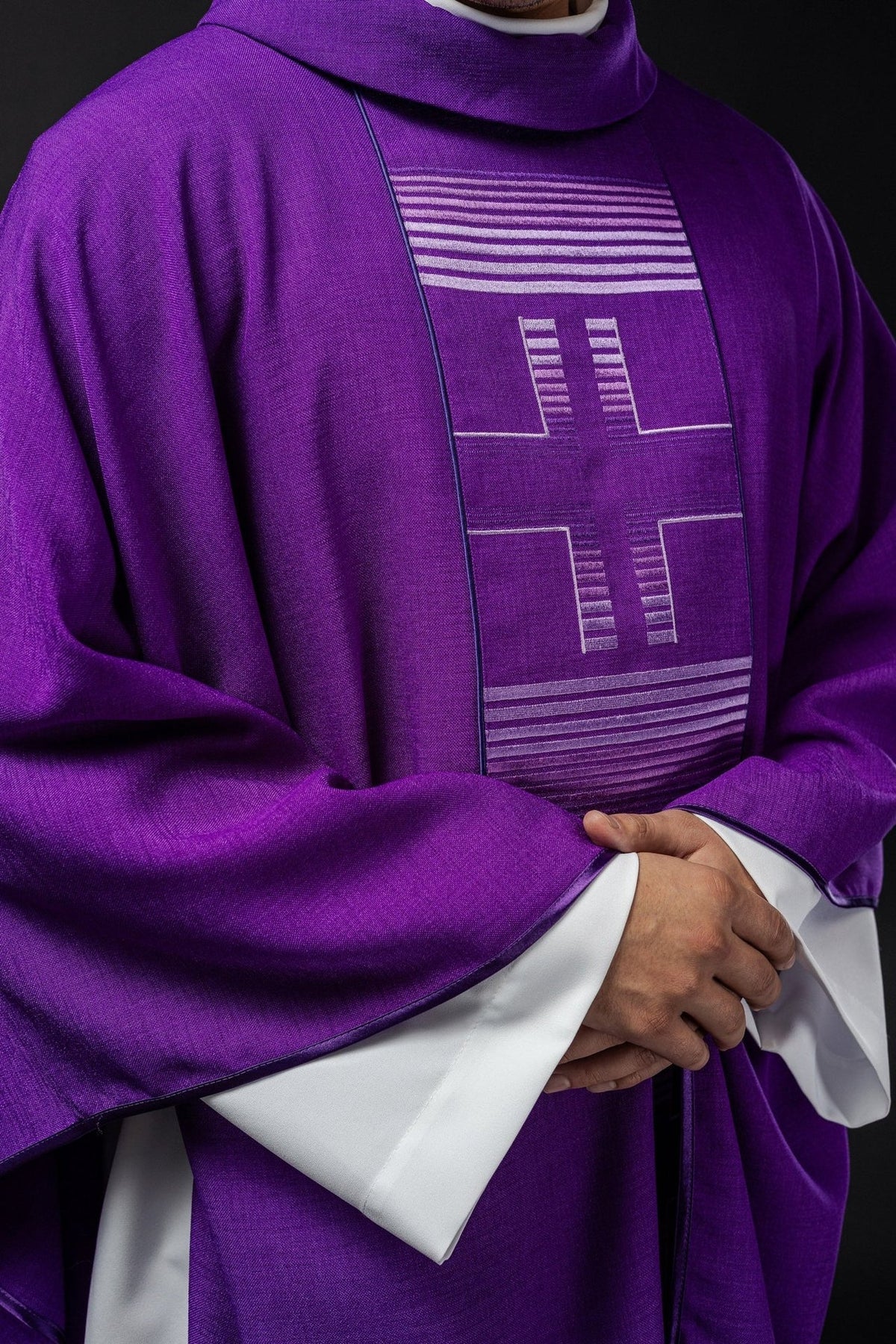Ornat Liturgiczny Fioletowy z Haftowanymi Krzyżami - Polski Produkt - SZATYLITURGICZNE.PL