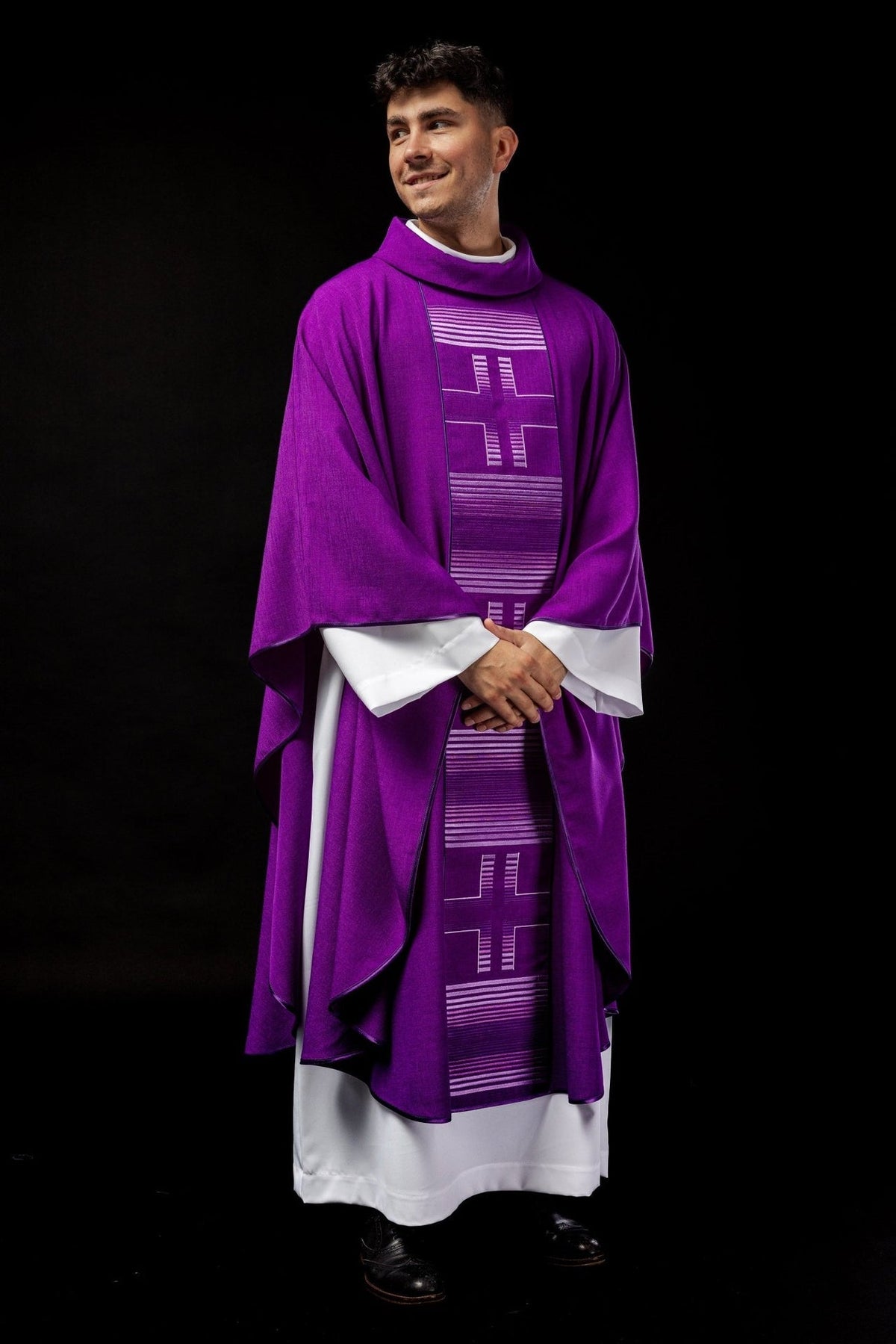 Ornat Liturgiczny Fioletowy z Haftowanymi Krzyżami - Polski Produkt - SZATYLITURGICZNE.PL
