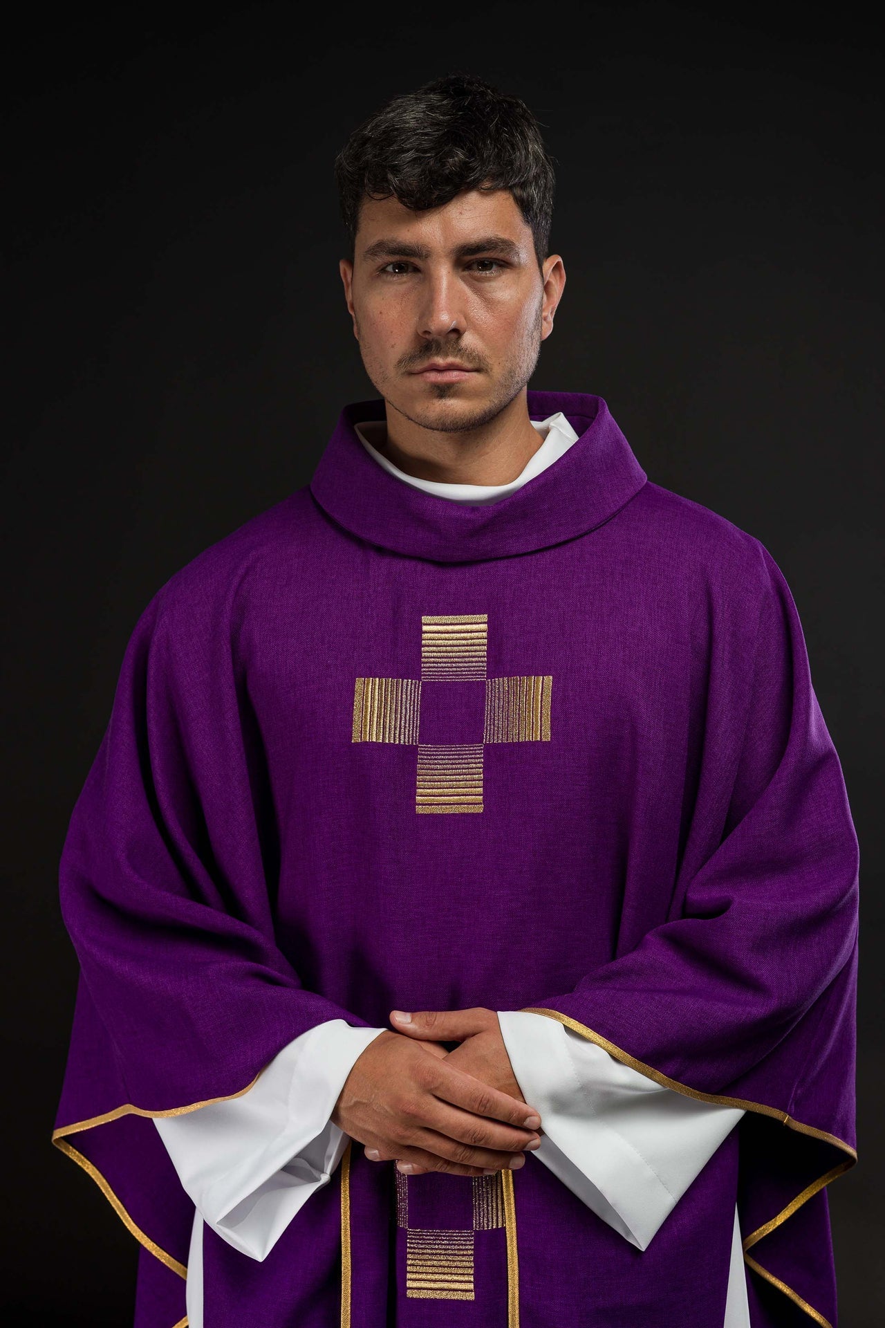 Ornat Liturgiczny Fioletowy z Haftowanymi Krzyżami Złotą Nicią - SZATYLITURGICZNE.PL