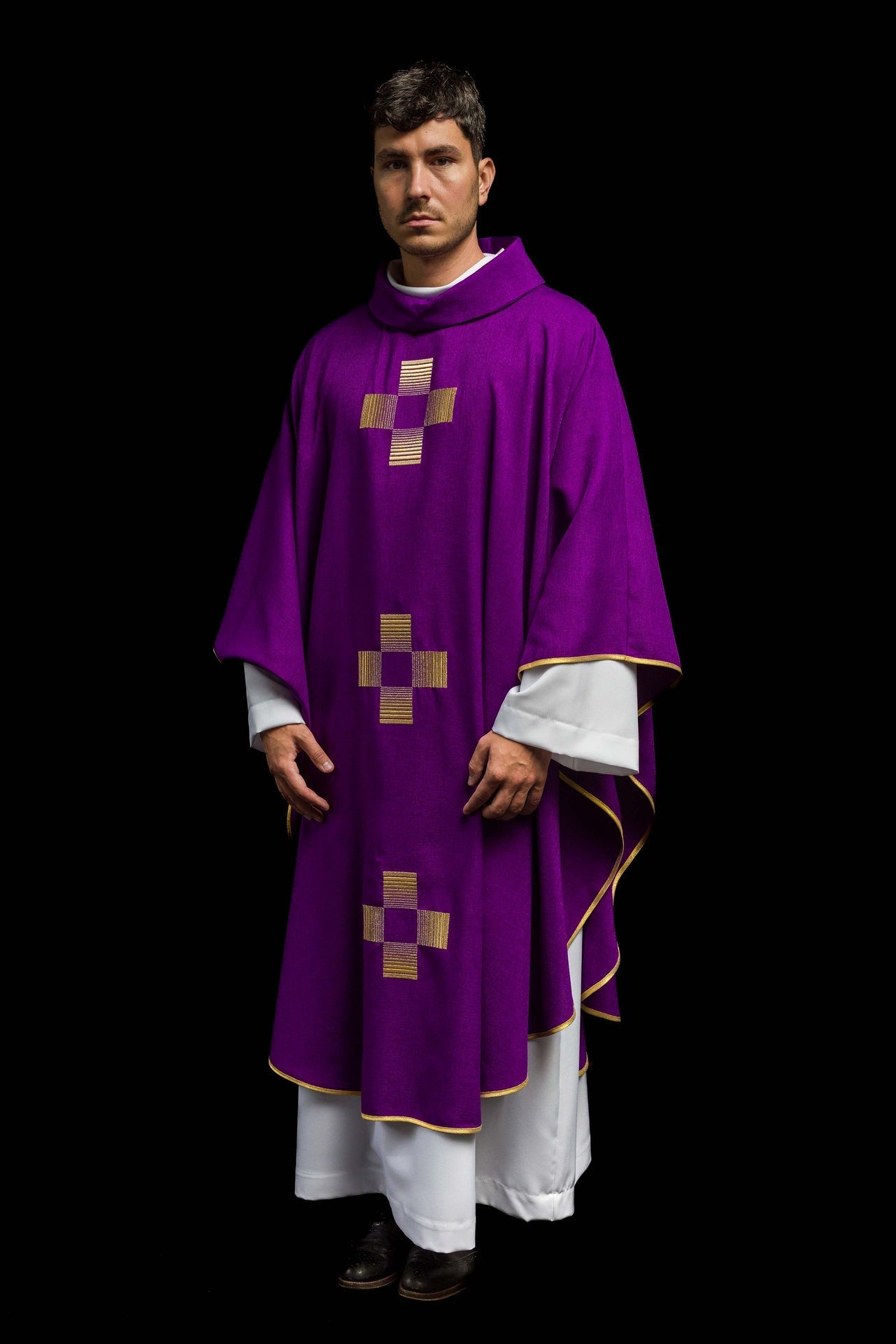 Ornat Liturgiczny Fioletowy z Haftowanymi Krzyżami Złotą Nicią - SZATYLITURGICZNE.PL