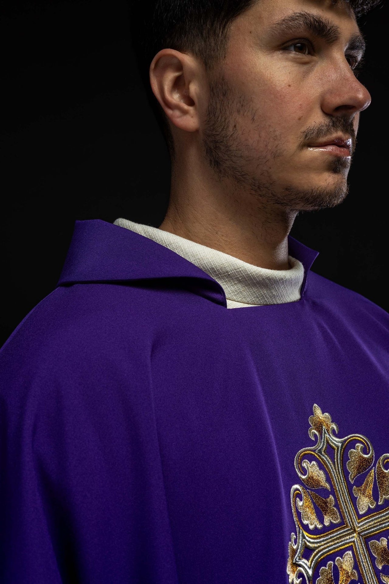 Ornat Liturgiczny Fioletowy z Krzyżem Eucharystycznym i Stułą - SZATYLITURGICZNE.PL