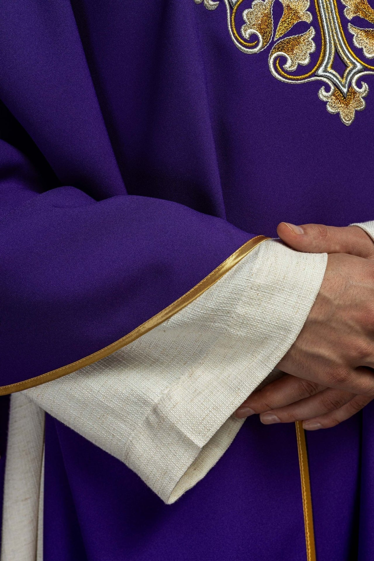Ornat Liturgiczny Fioletowy z Krzyżem Eucharystycznym i Stułą - SZATYLITURGICZNE.PL