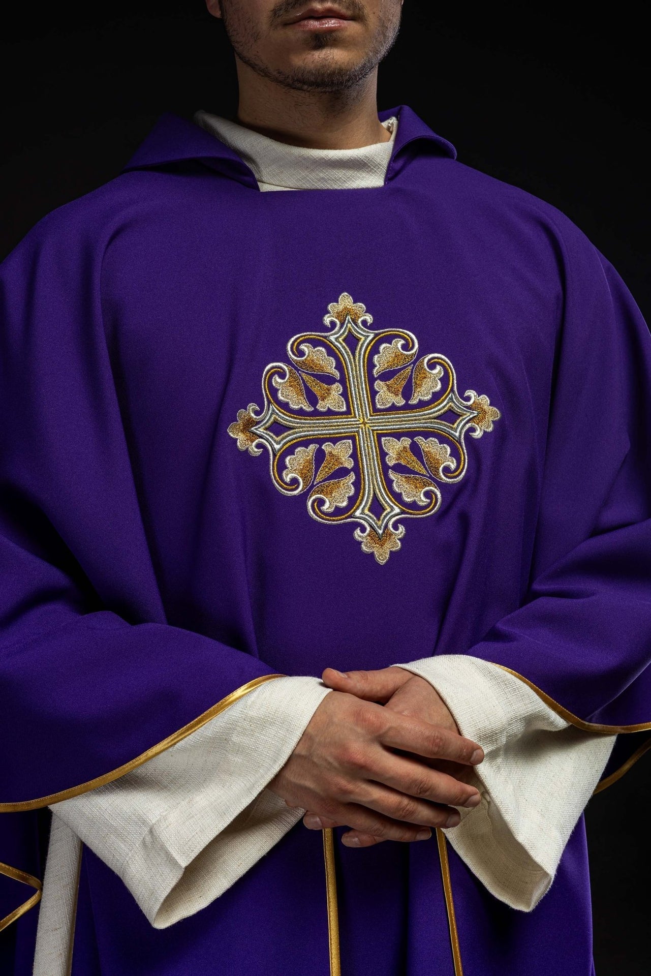 Ornat Liturgiczny Fioletowy z Krzyżem Eucharystycznym i Stułą - SZATYLITURGICZNE.PL