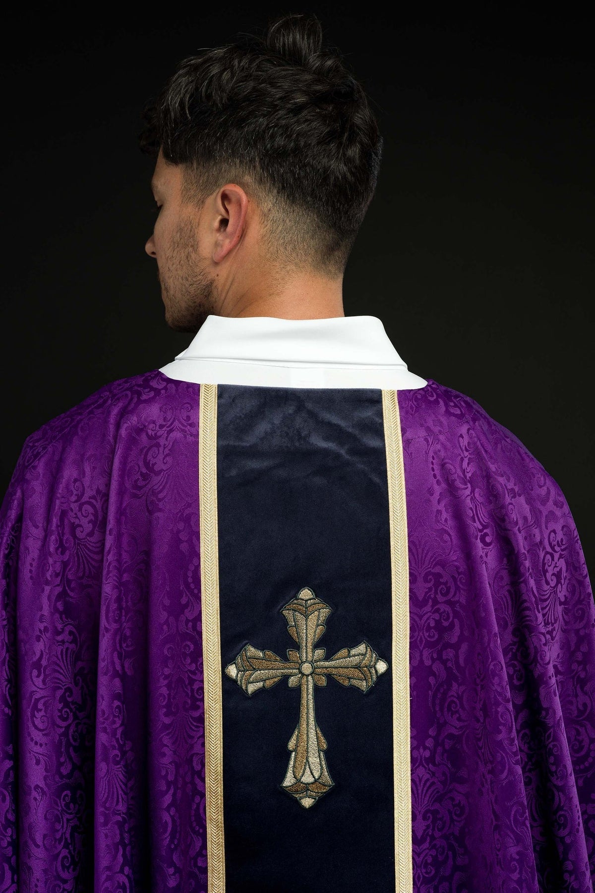 Ornat Liturgiczny Fioletowy Żakardowy z Haftem Krzyża - Adwent i Wielki Post - SZATYLITURGICZNE.PL