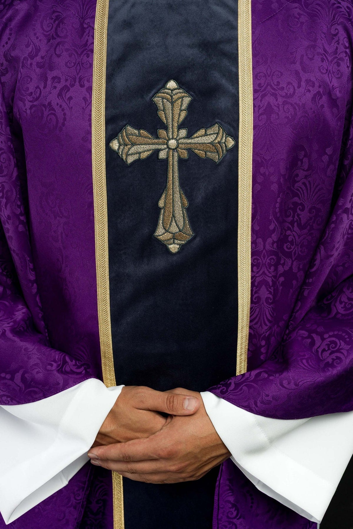 Ornat Liturgiczny Fioletowy Żakardowy z Haftem Krzyża - Adwent i Wielki Post - SZATYLITURGICZNE.PL
