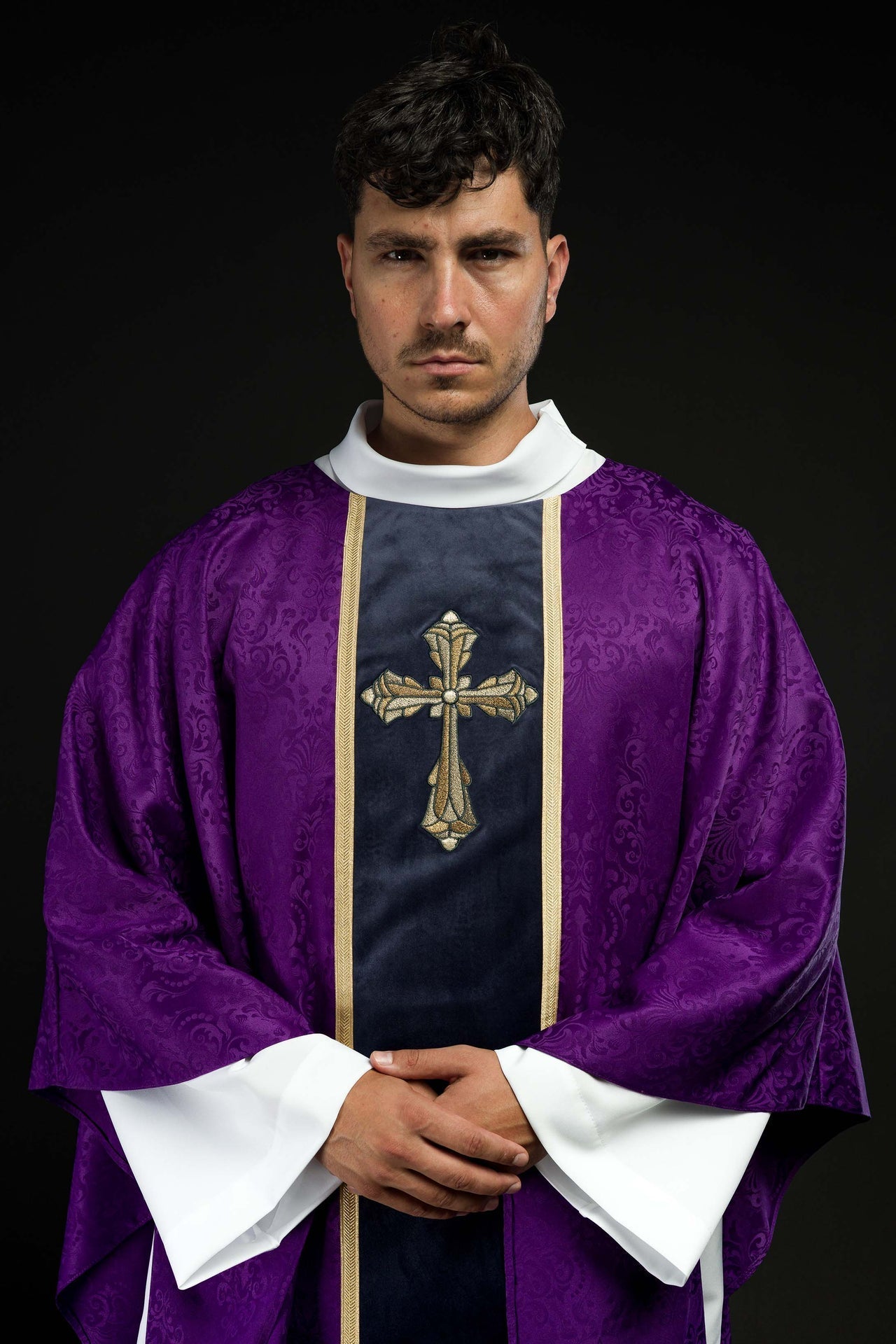 Ornat Liturgiczny Fioletowy Żakardowy z Haftem Krzyża - Adwent i Wielki Post - SZATYLITURGICZNE.PL