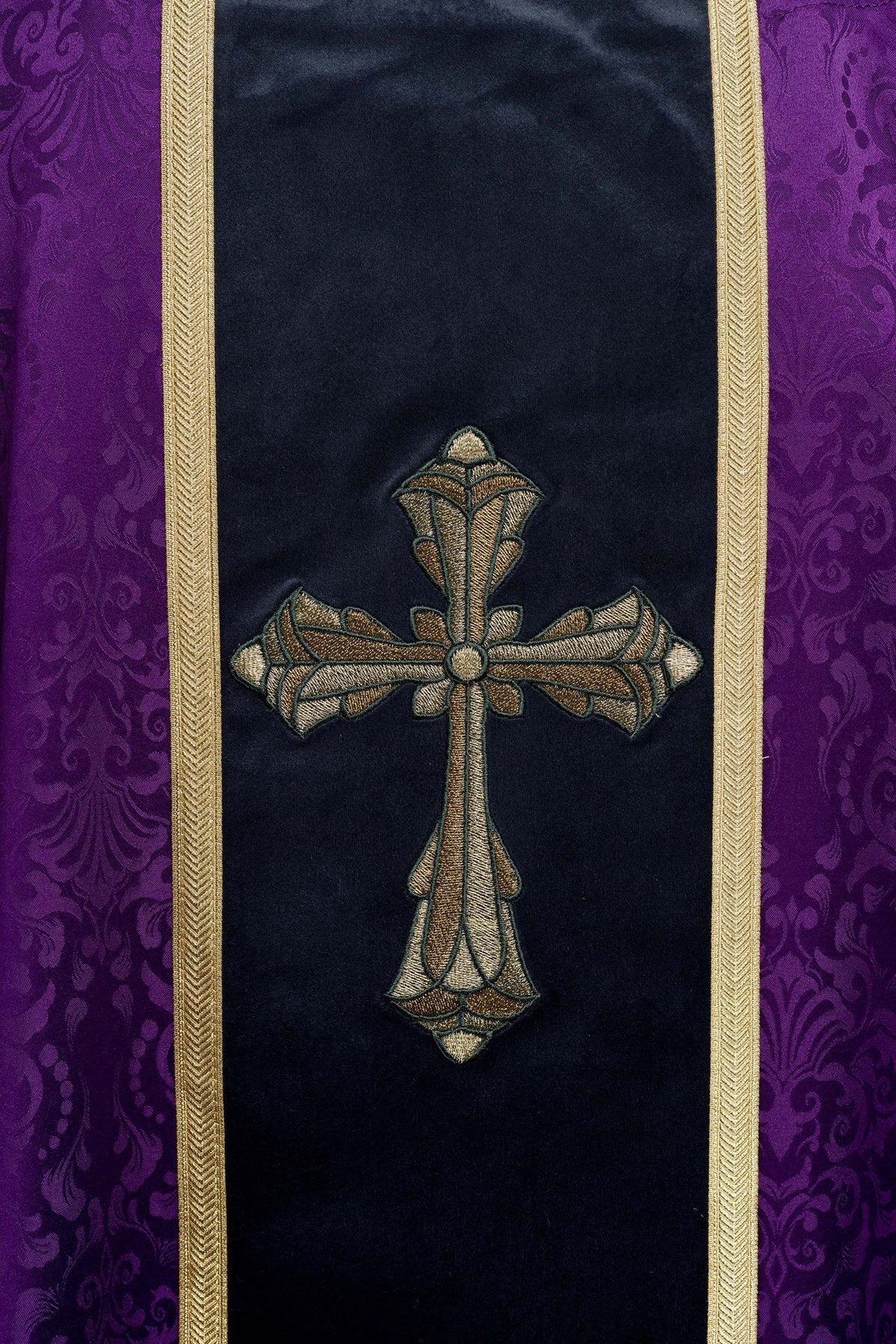 Ornat Liturgiczny Fioletowy Żakardowy z Haftem Krzyża - Adwent i Wielki Post - SZATYLITURGICZNE.PL