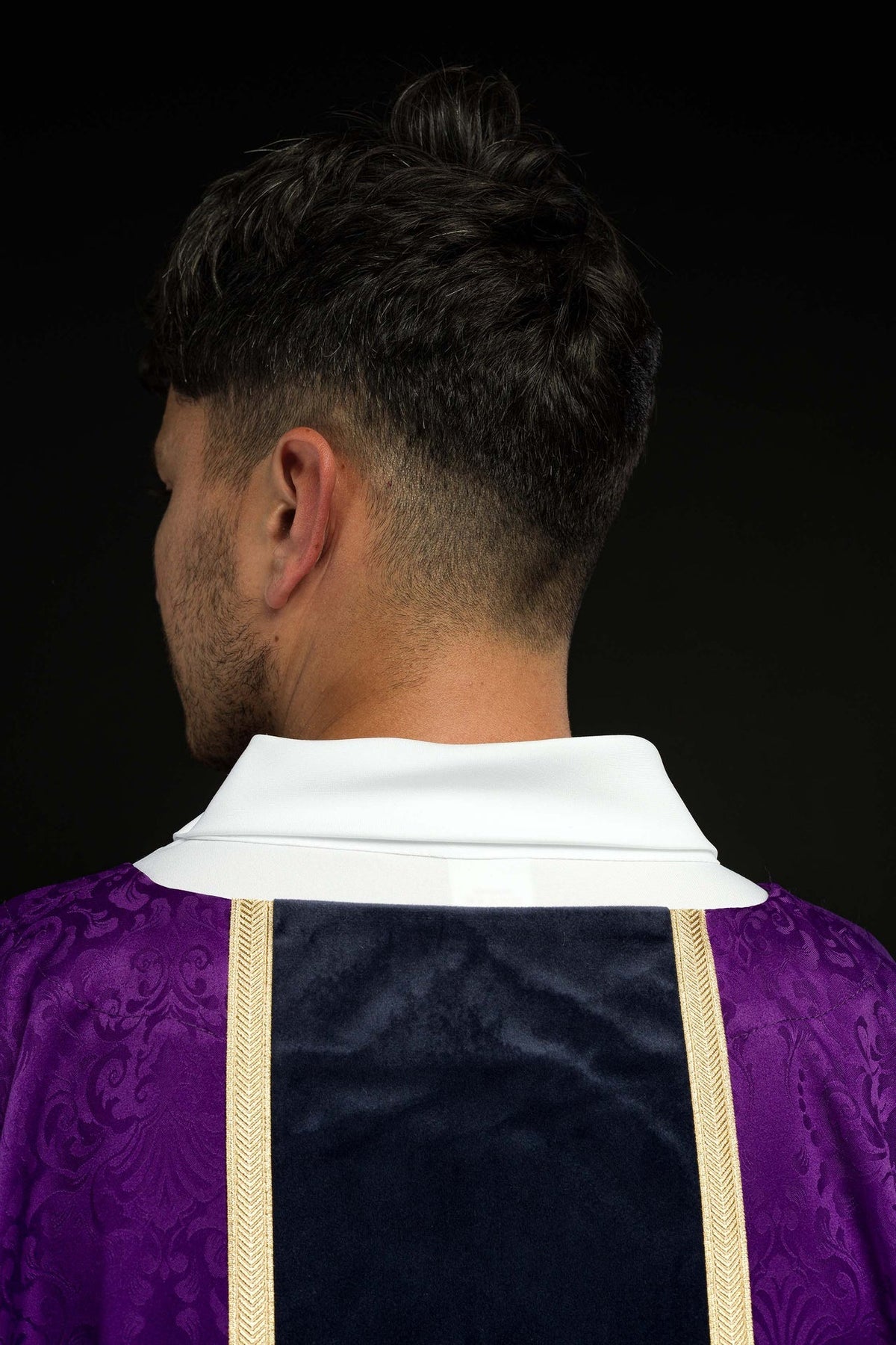 Ornat Liturgiczny Fioletowy Żakardowy z Haftem Krzyża - Adwent i Wielki Post - SZATYLITURGICZNE.PL