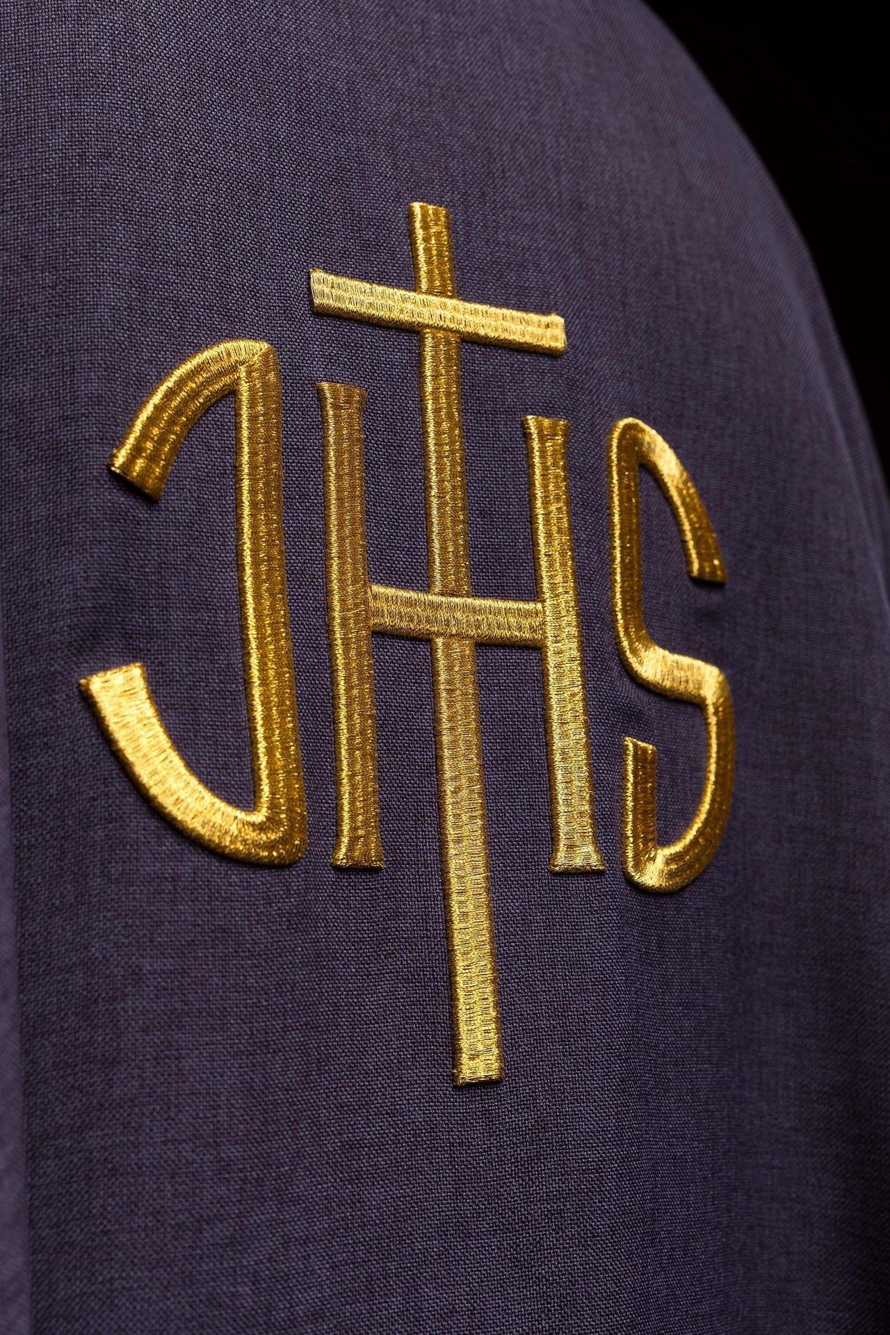 Ornat Liturgiczny Fioletowy ze Złotym Haftem IHS - Polski Produkt - SZATYLITURGICZNE.PL