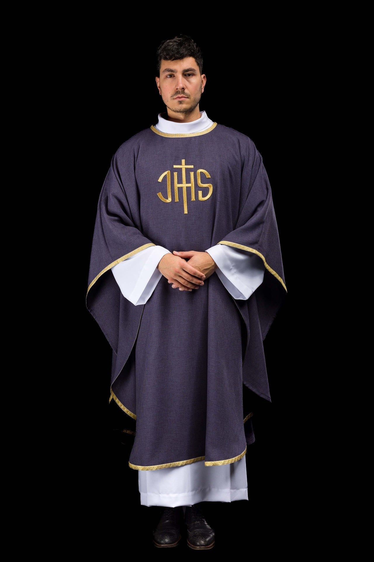 Ornat Liturgiczny Fioletowy ze Złotym Haftem IHS - Polski Produkt - SZATYLITURGICZNE.PL