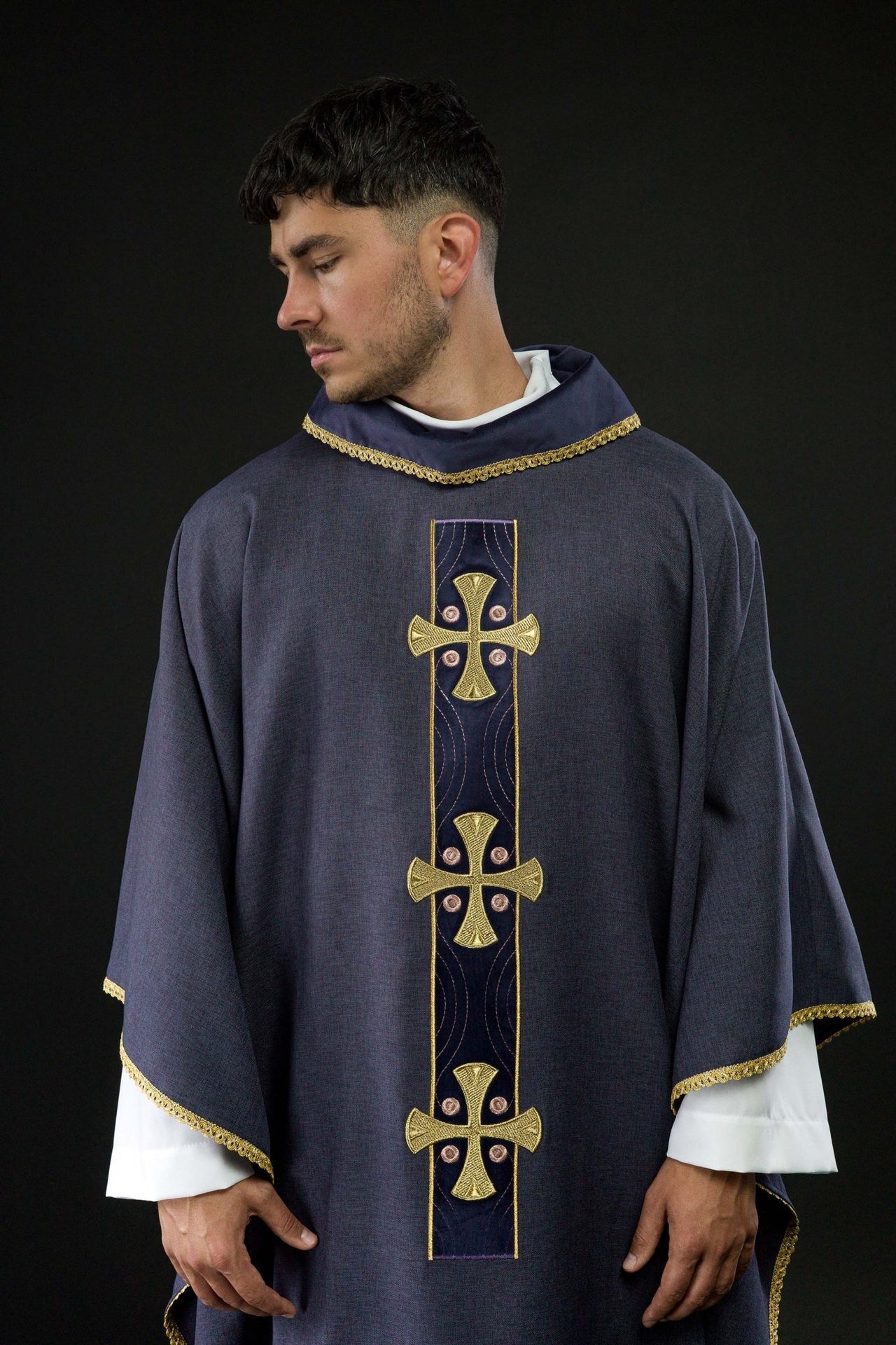 Ornat Liturgiczny Fioletowy Złote Krzyże - Haftowana Lamówka - SZATYLITURGICZNE.PL