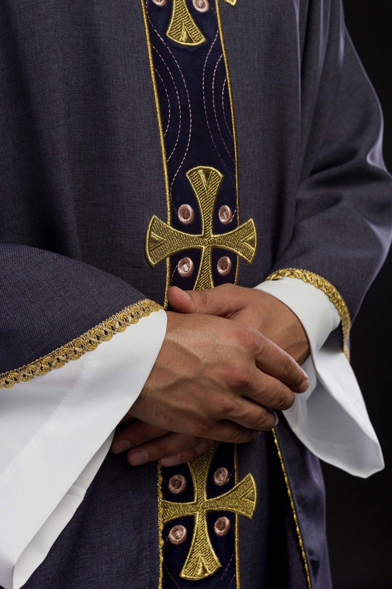 Ornat Liturgiczny Fioletowy Złote Krzyże - Haftowana Lamówka - SZATYLITURGICZNE.PL