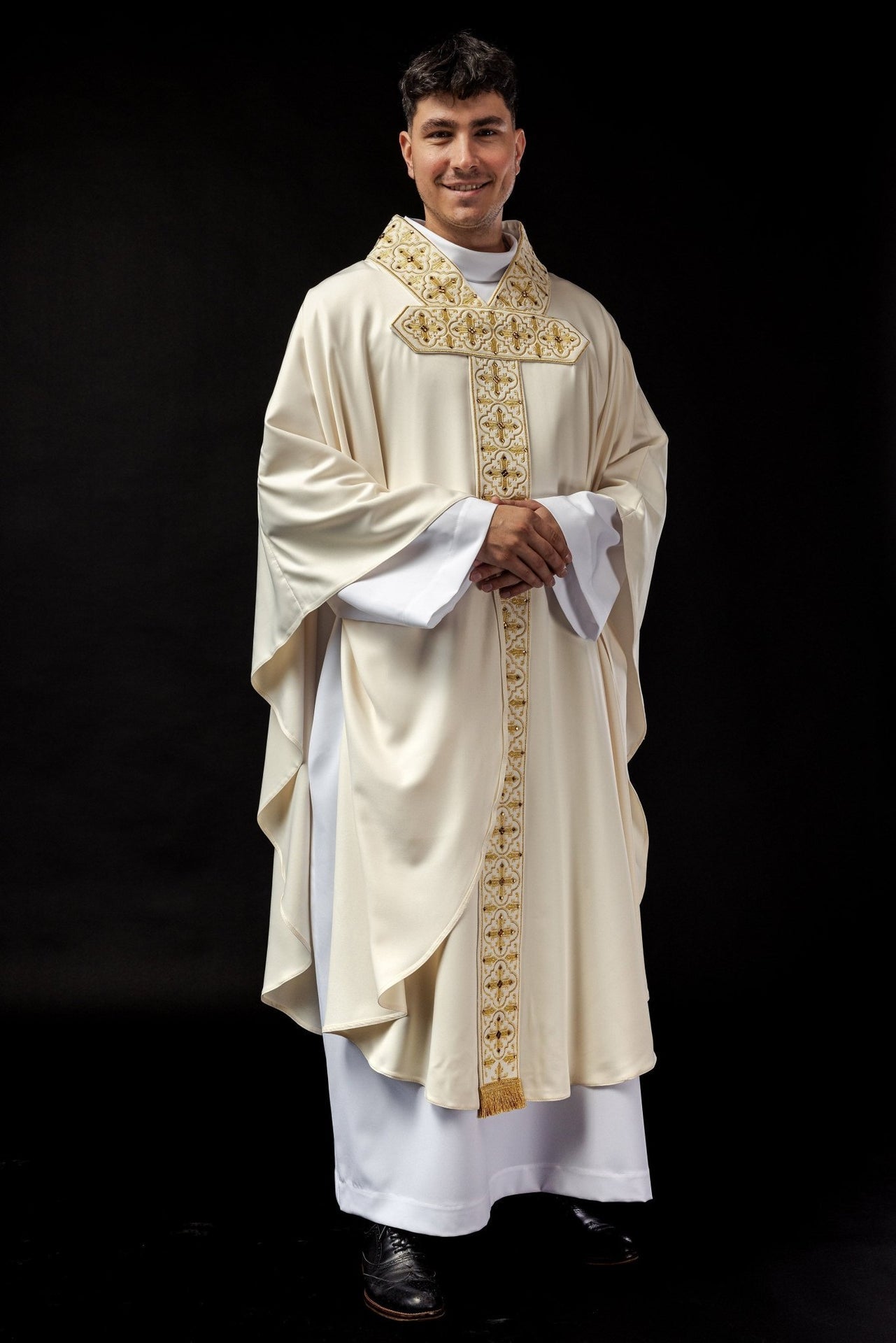 Ornat Liturgiczny Haftowany Kamieniami Szlachetnymi z Wiszącym Pasem - SZATYLITURGICZNE.PL