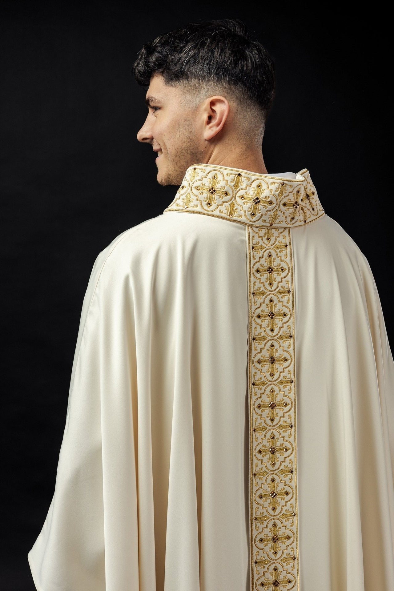 Ornat Liturgiczny Haftowany Kamieniami Szlachetnymi z Wiszącym Pasem - SZATYLITURGICZNE.PL