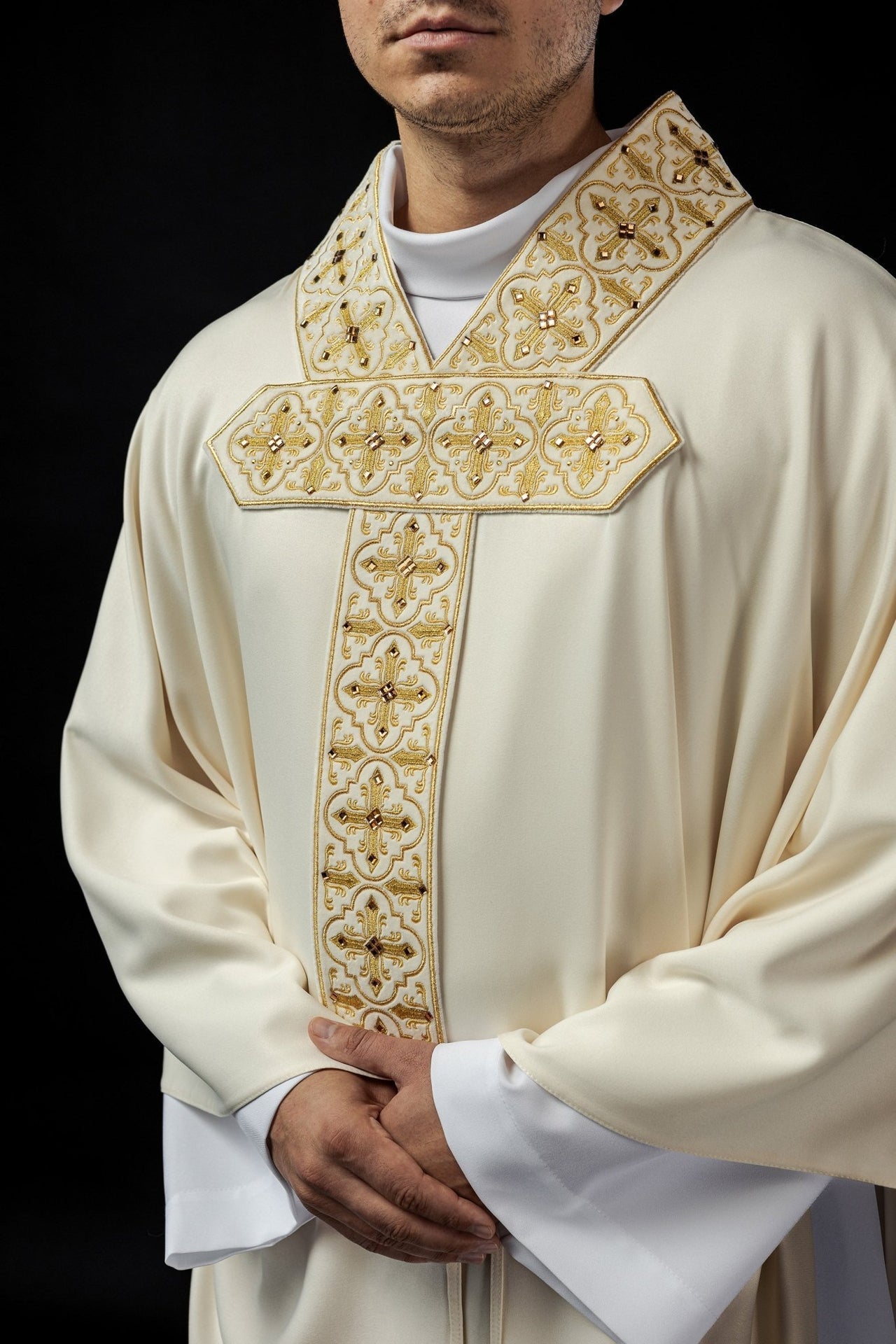 Ornat Liturgiczny Haftowany Kamieniami Szlachetnymi z Wiszącym Pasem - SZATYLITURGICZNE.PL
