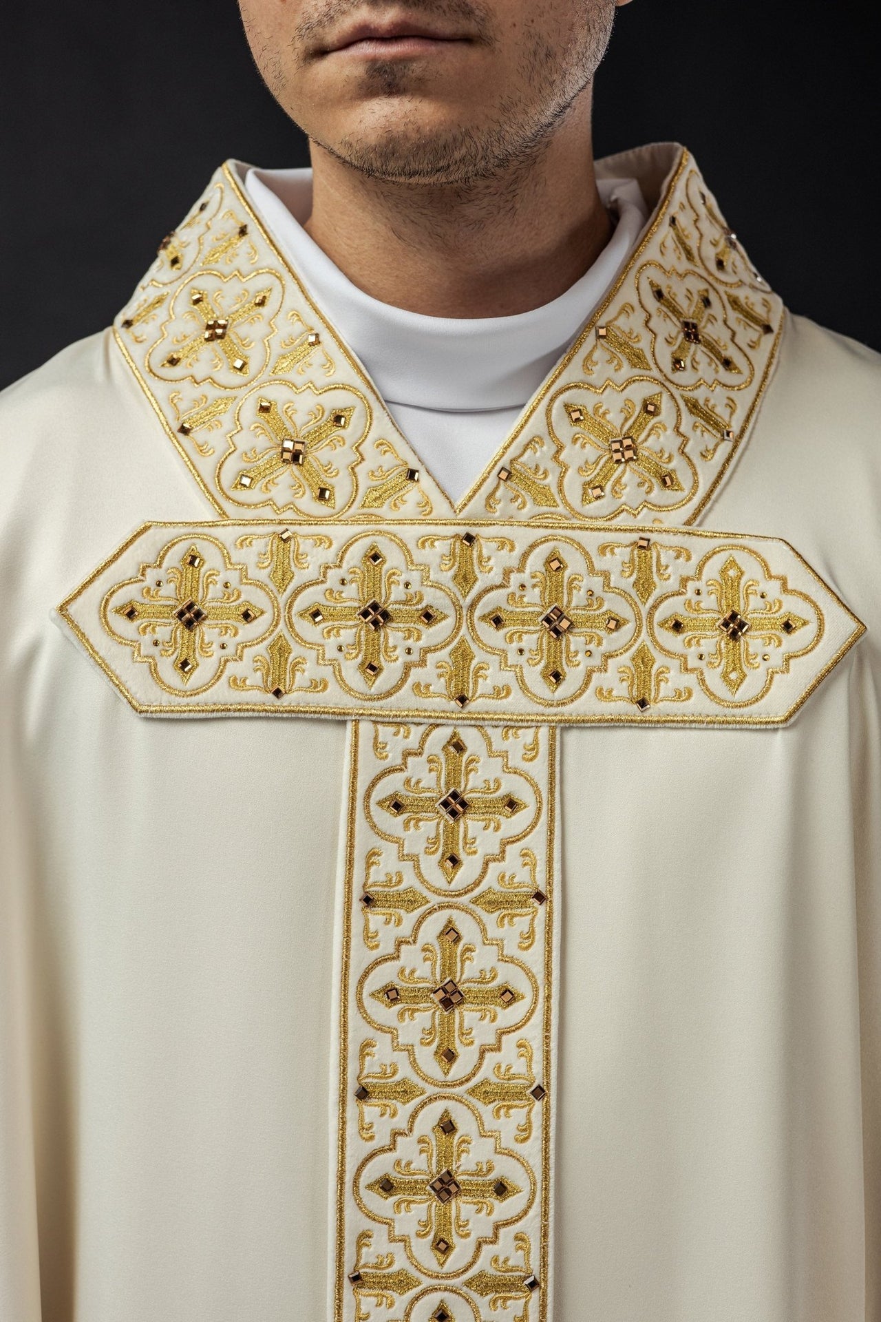 Ornat Liturgiczny Haftowany Kamieniami Szlachetnymi z Wiszącym Pasem - SZATYLITURGICZNE.PL