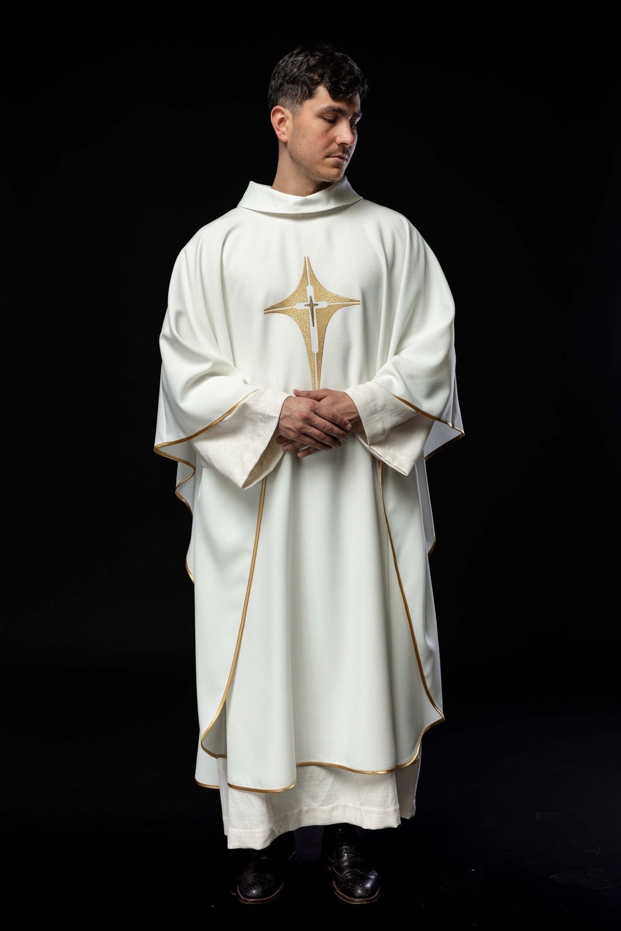 Ornat Liturgiczny Haftowany Krzyż Złota Nić - Wszystkie Kolory - SZATYLITURGICZNE.PL