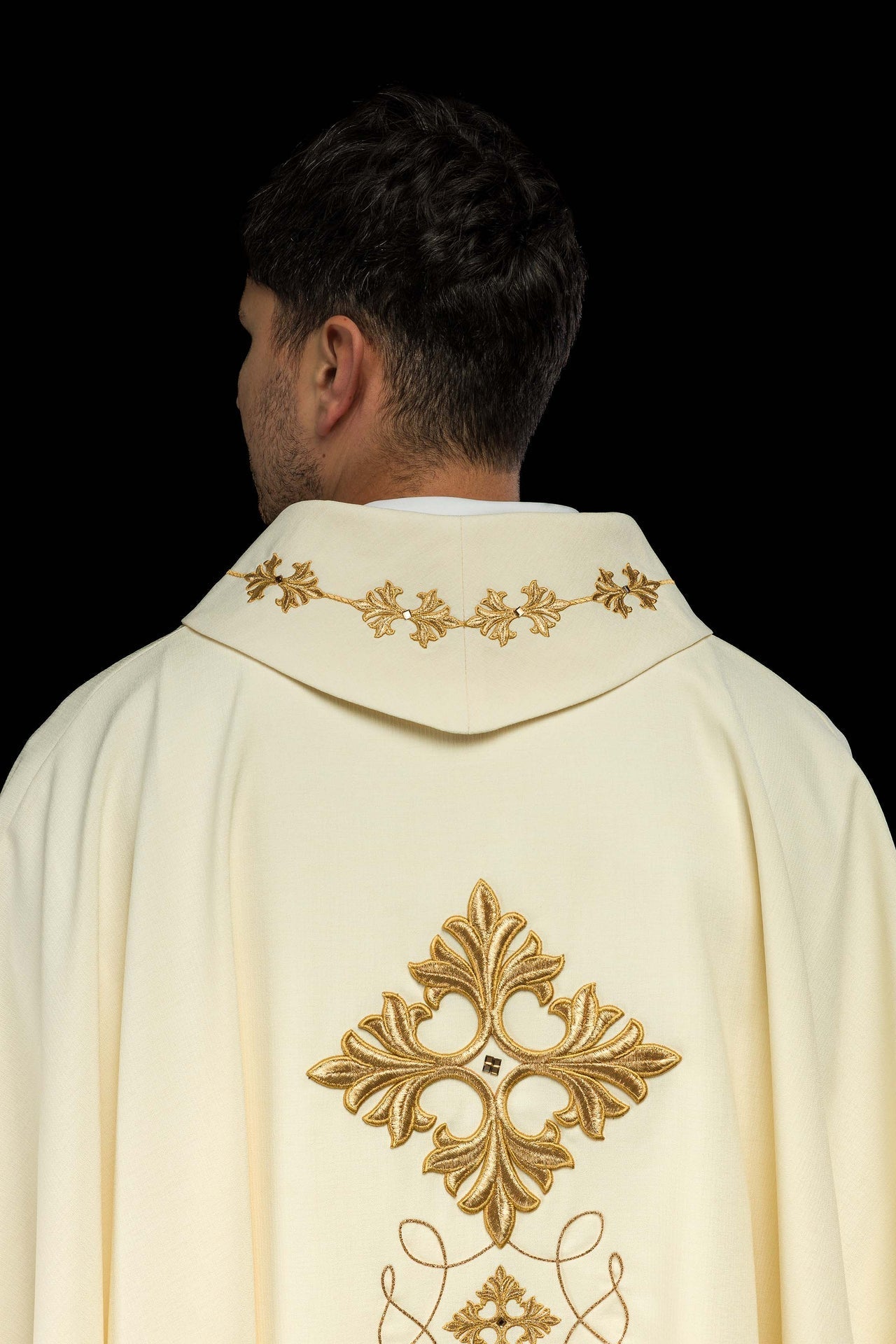 Ornat Liturgiczny Haftowany Sznurkiem i Kamieniami - Polski Producent - SZATYLITURGICZNE.PL