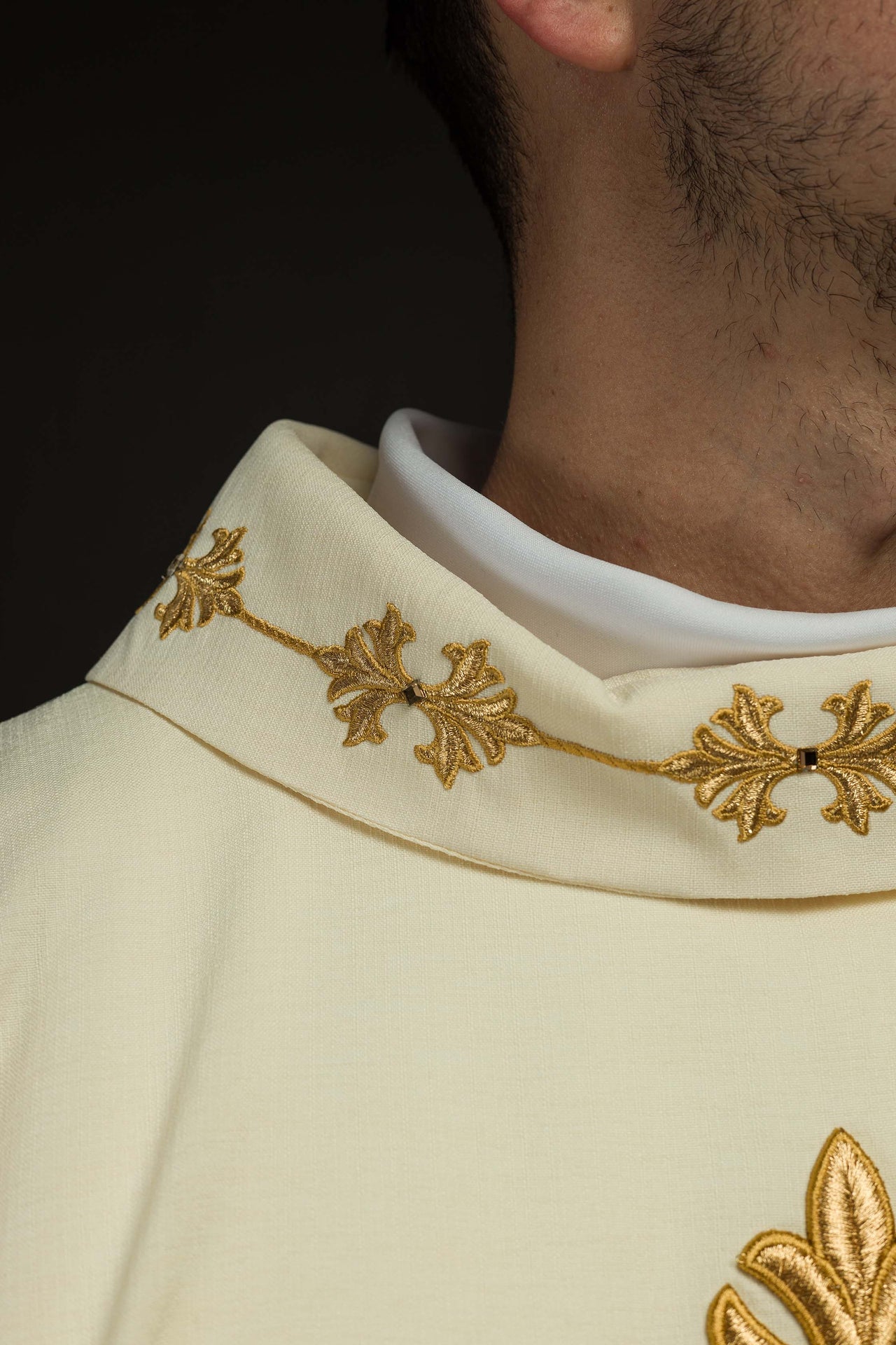 Ornat Liturgiczny Haftowany Sznurkiem i Kamieniami - Polski Producent - SZATYLITURGICZNE.PL