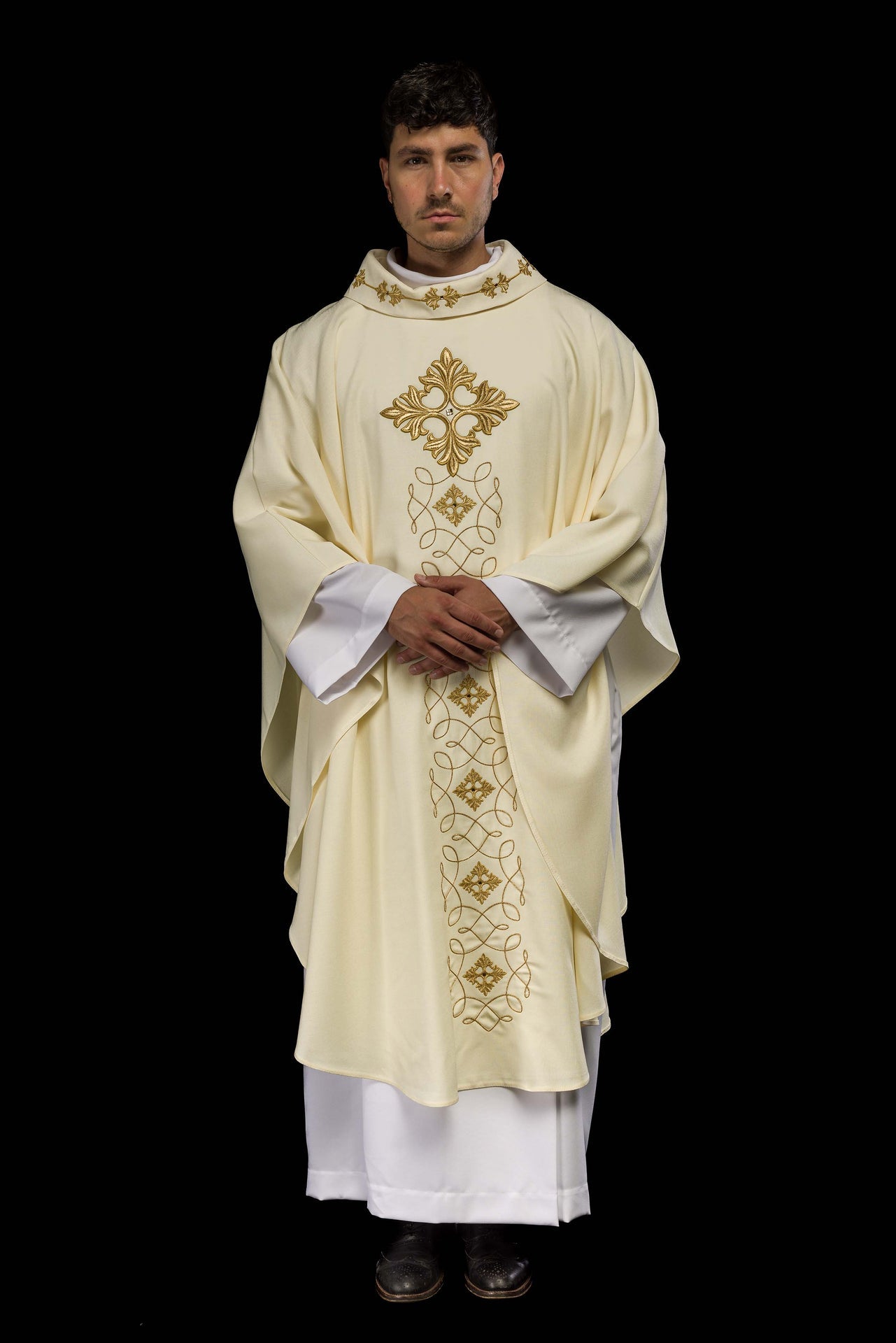 Ornat Liturgiczny Haftowany Sznurkiem i Kamieniami - Polski Producent - SZATYLITURGICZNE.PL