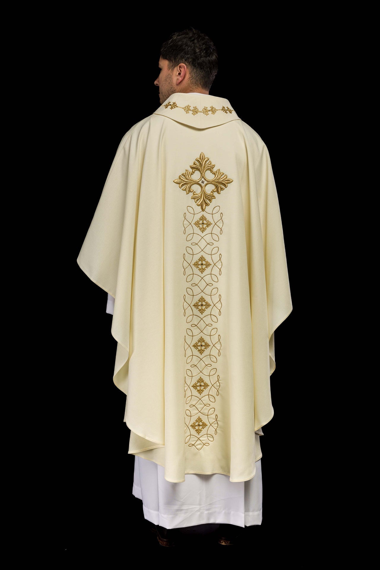 Ornat Liturgiczny Haftowany Sznurkiem i Kamieniami - Polski Producent - SZATYLITURGICZNE.PL