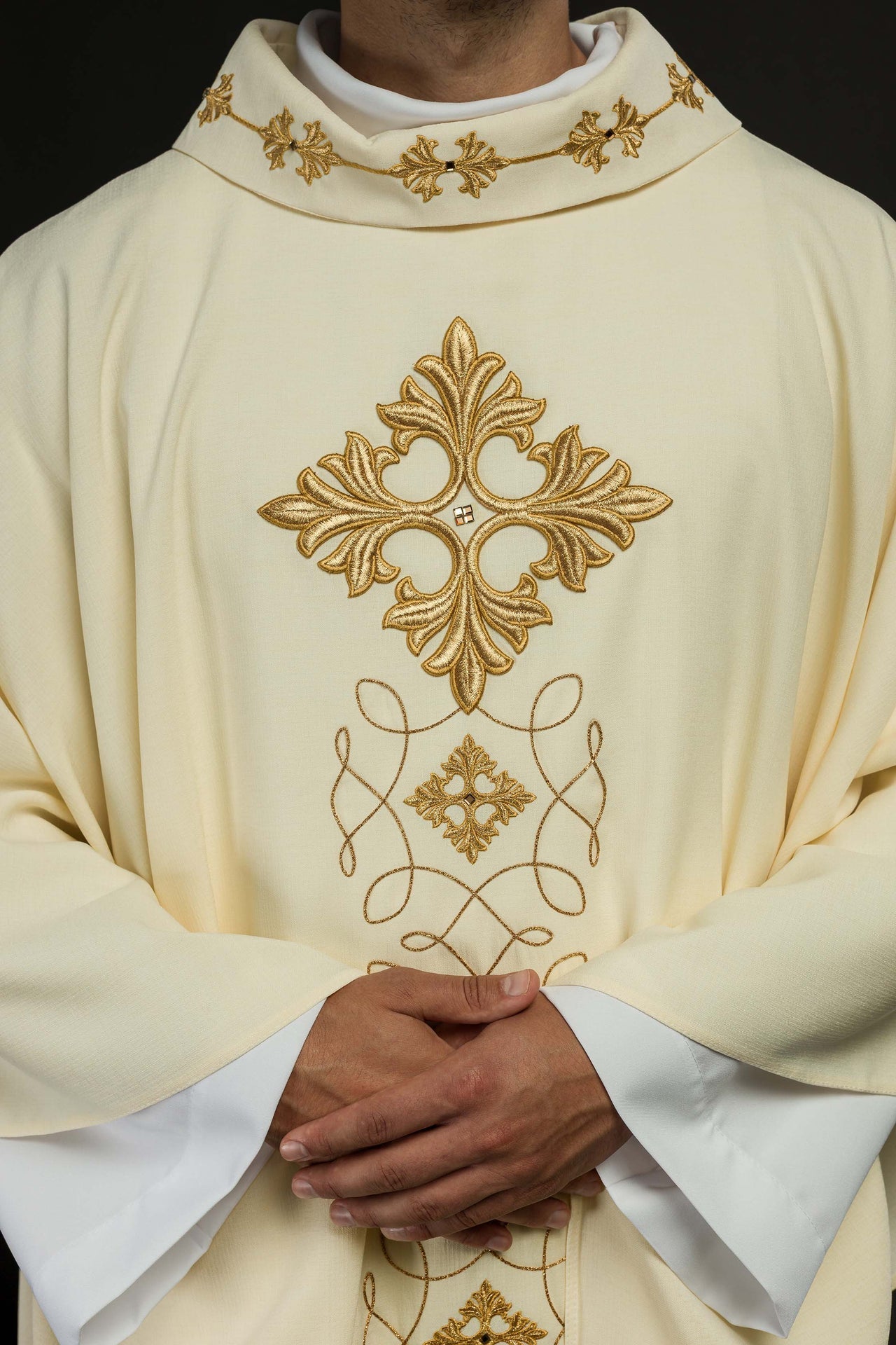 Ornat Liturgiczny Haftowany Sznurkiem i Kamieniami - Polski Producent - SZATYLITURGICZNE.PL