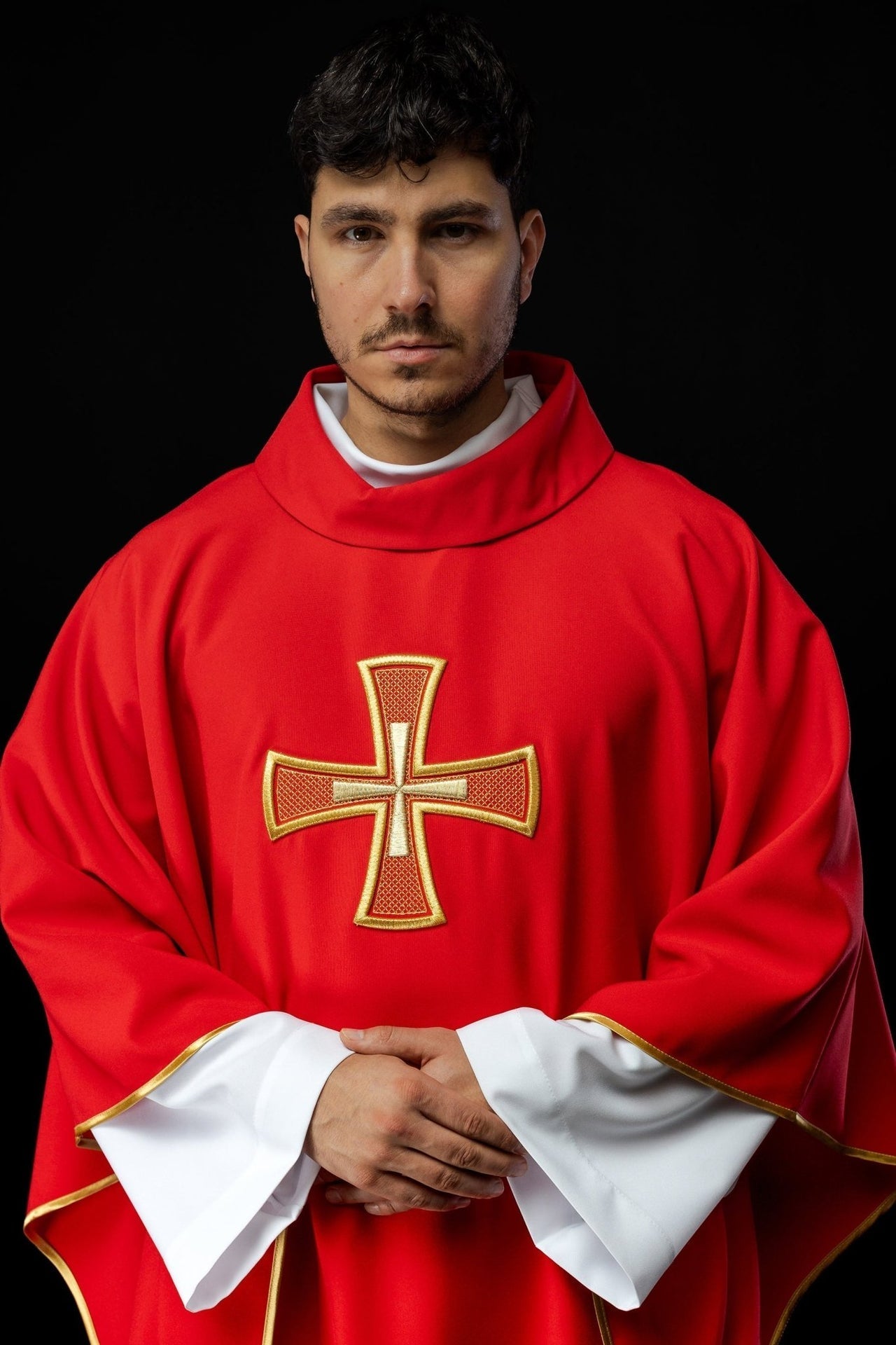 Ornat Liturgiczny IHS Czerwony Haft Krzyż Złota Lamówka - SZATYLITURGICZNE.PL