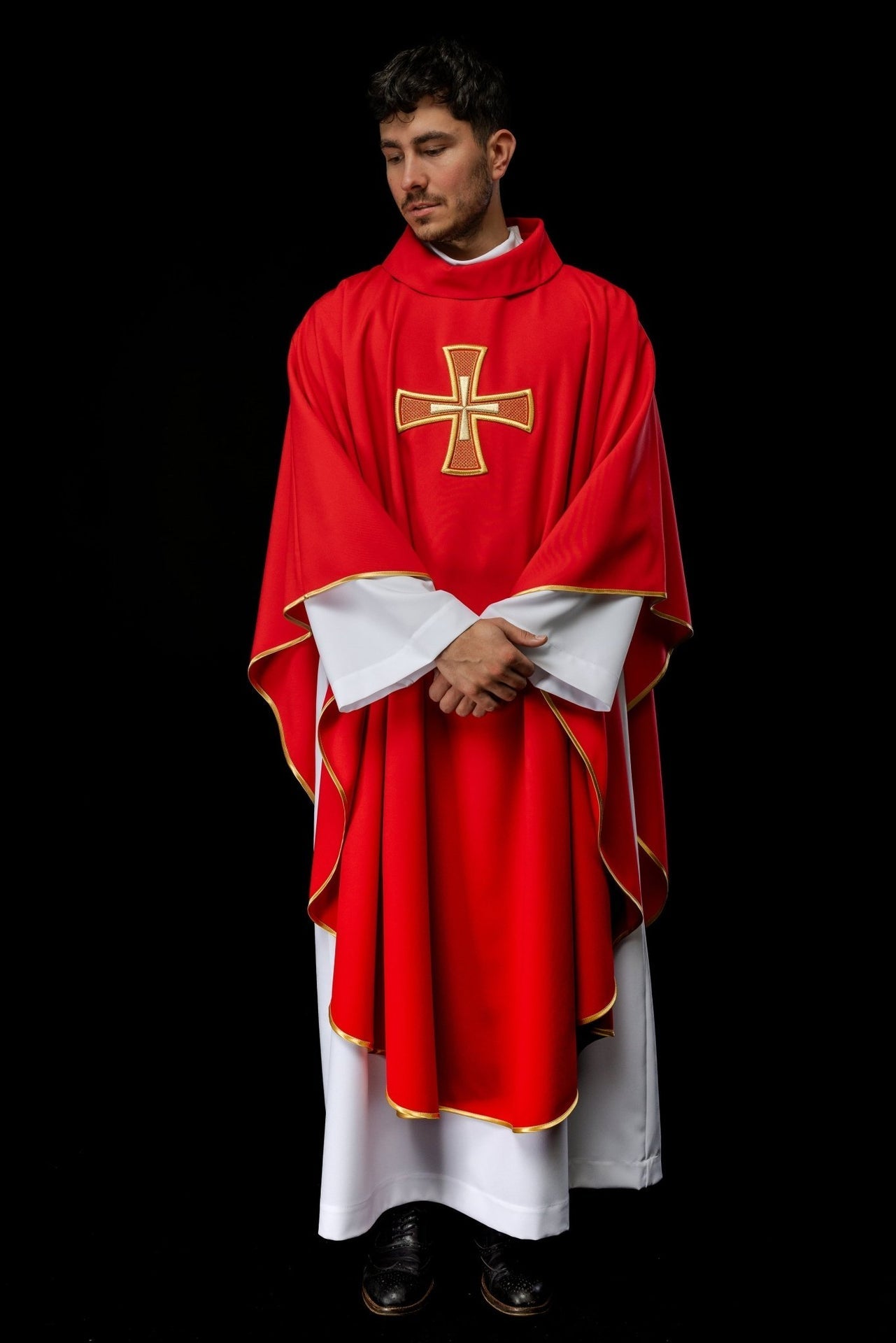 Ornat Liturgiczny IHS Czerwony Haft Krzyż Złota Lamówka - SZATYLITURGICZNE.PL